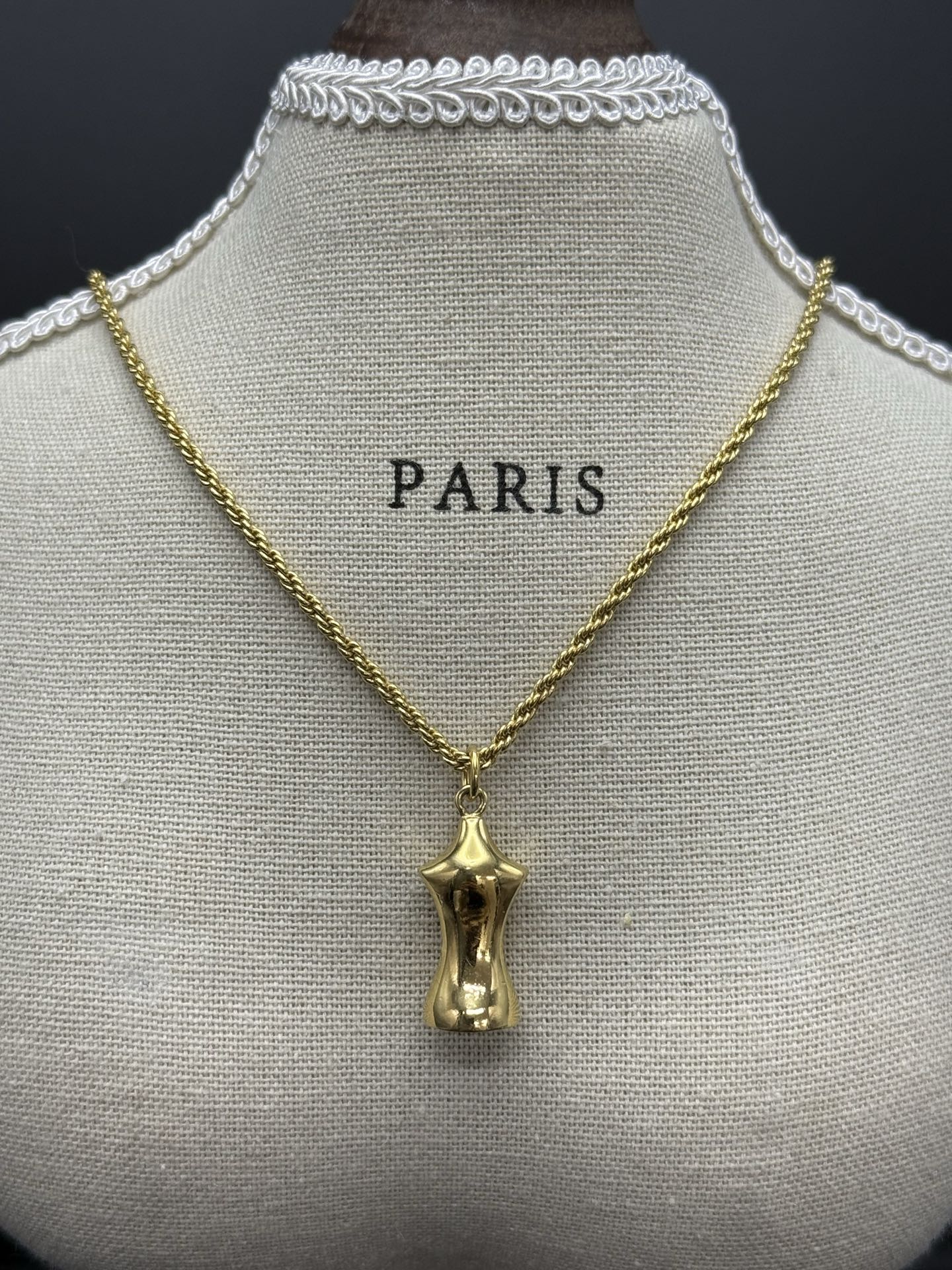 Model-shaped pendent Vintage necklace