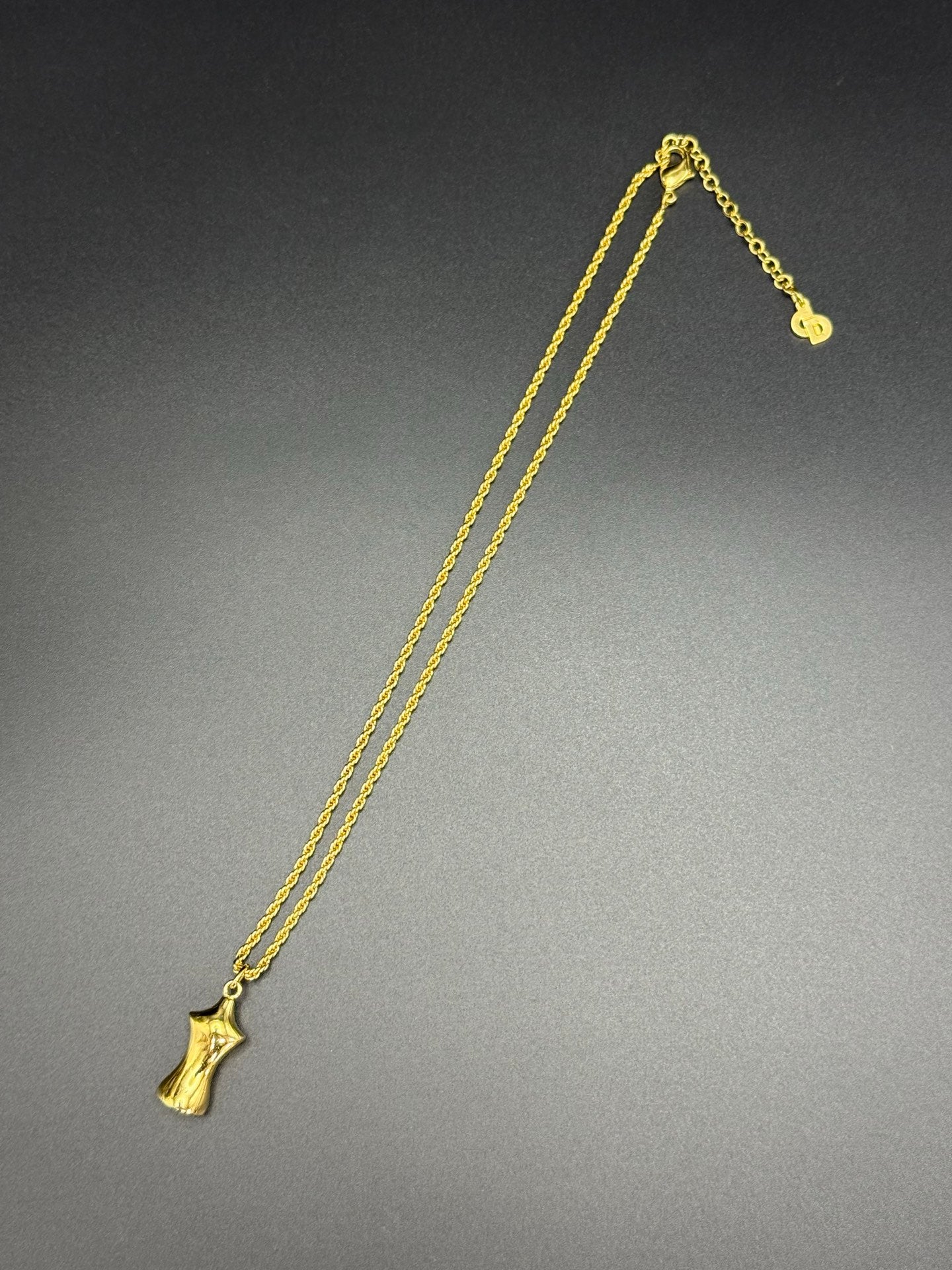 Model-shaped pendent Vintage necklace