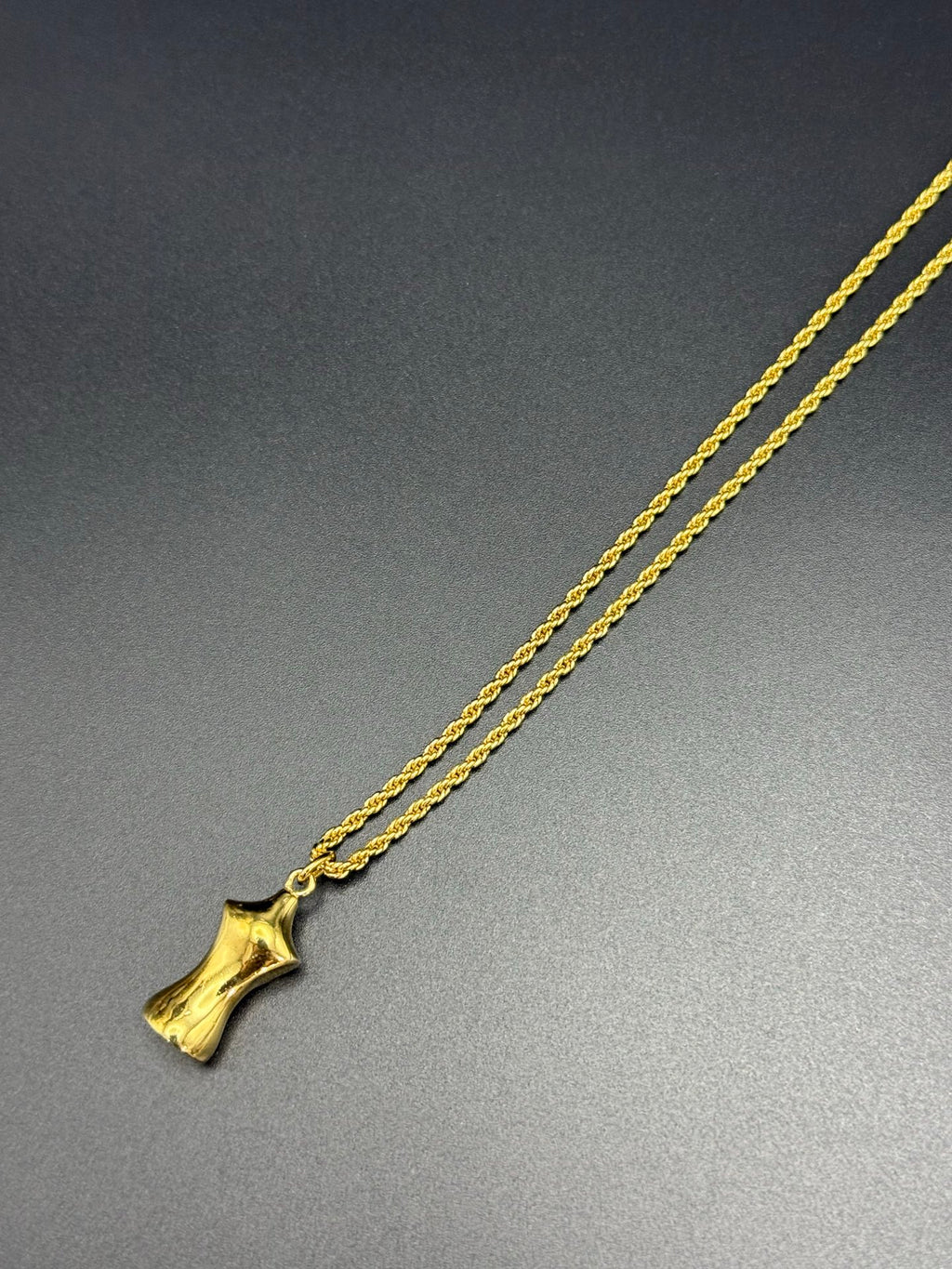 Model-shaped pendent Vintage necklace