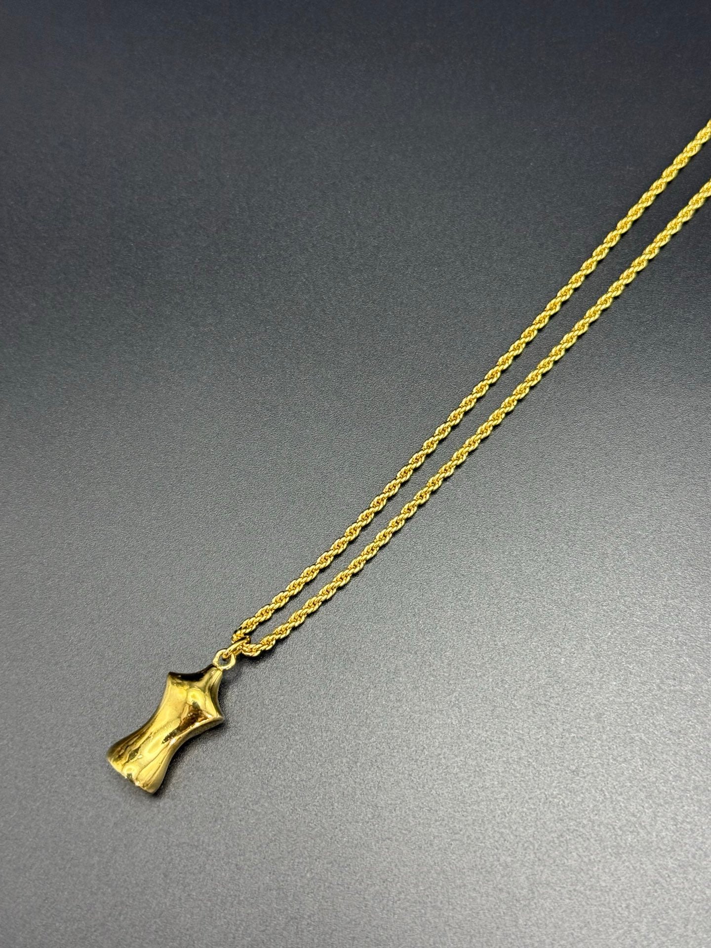 Model-shaped pendent Vintage necklace