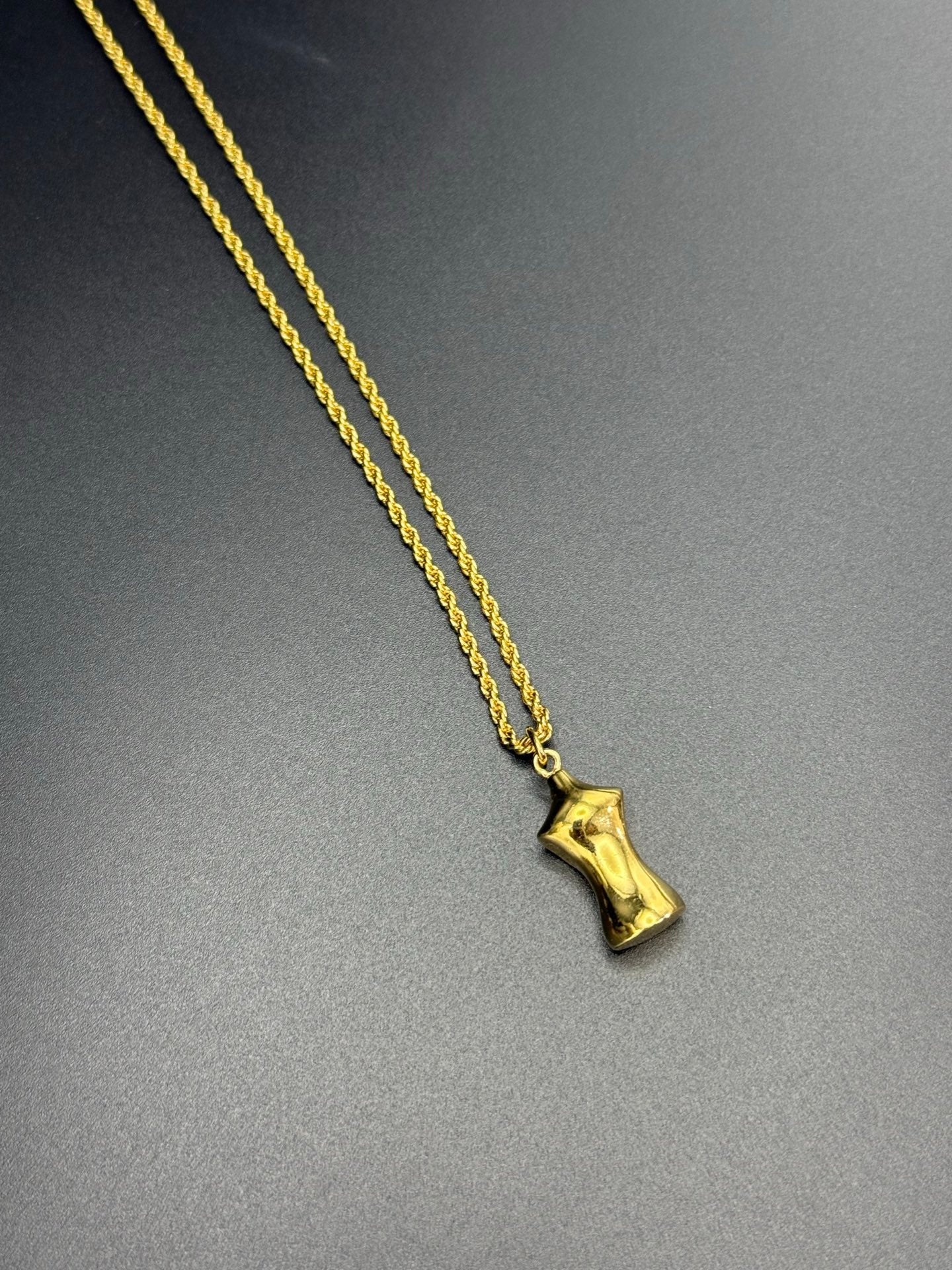 Model-shaped pendent Vintage necklace