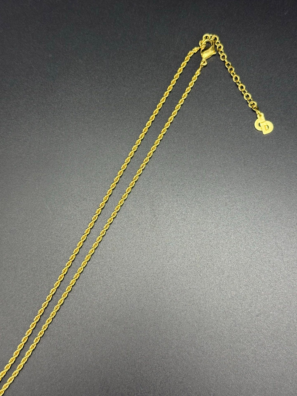 Model-shaped pendent Vintage necklace