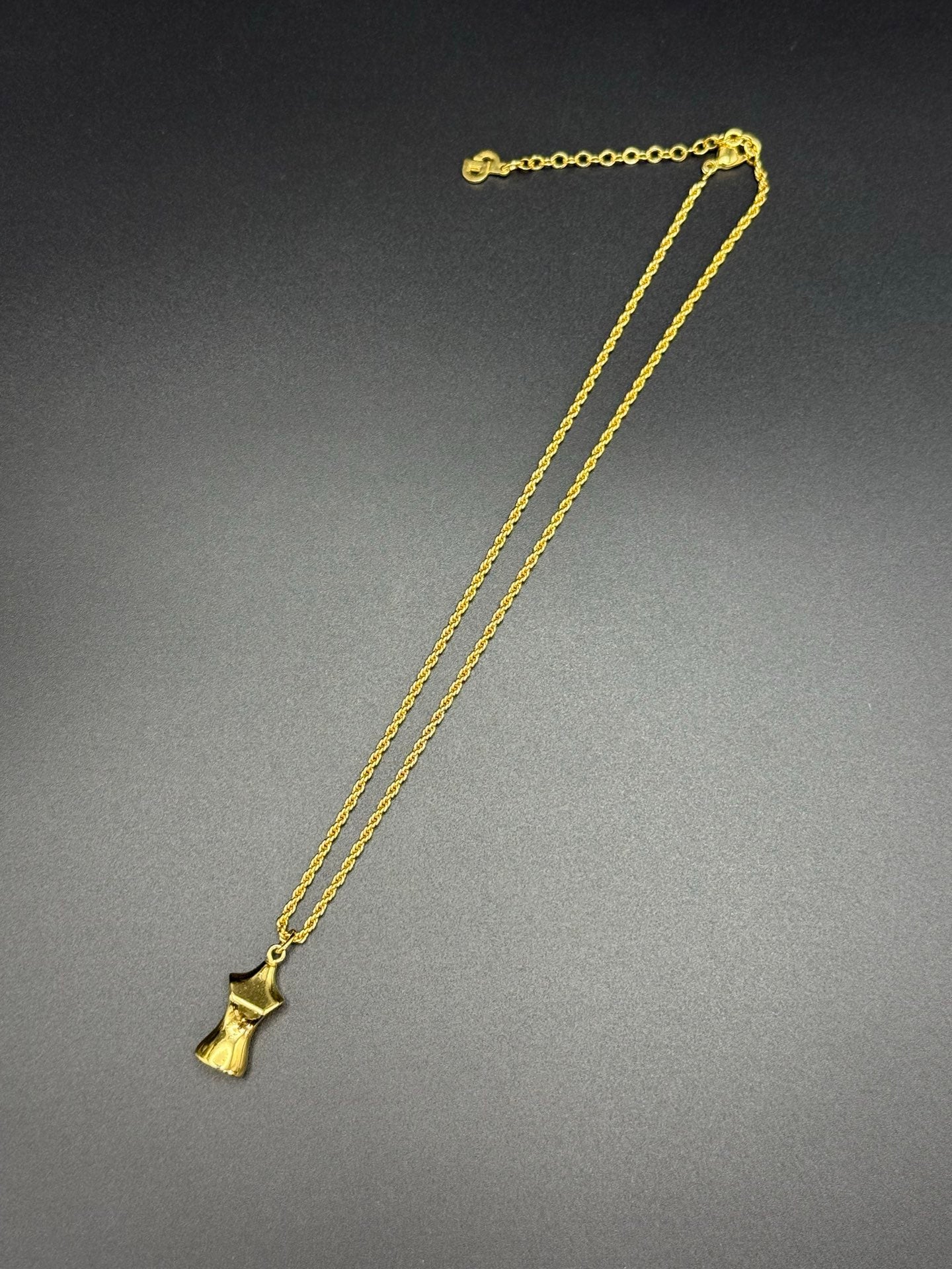 Model-shaped pendent Vintage necklace