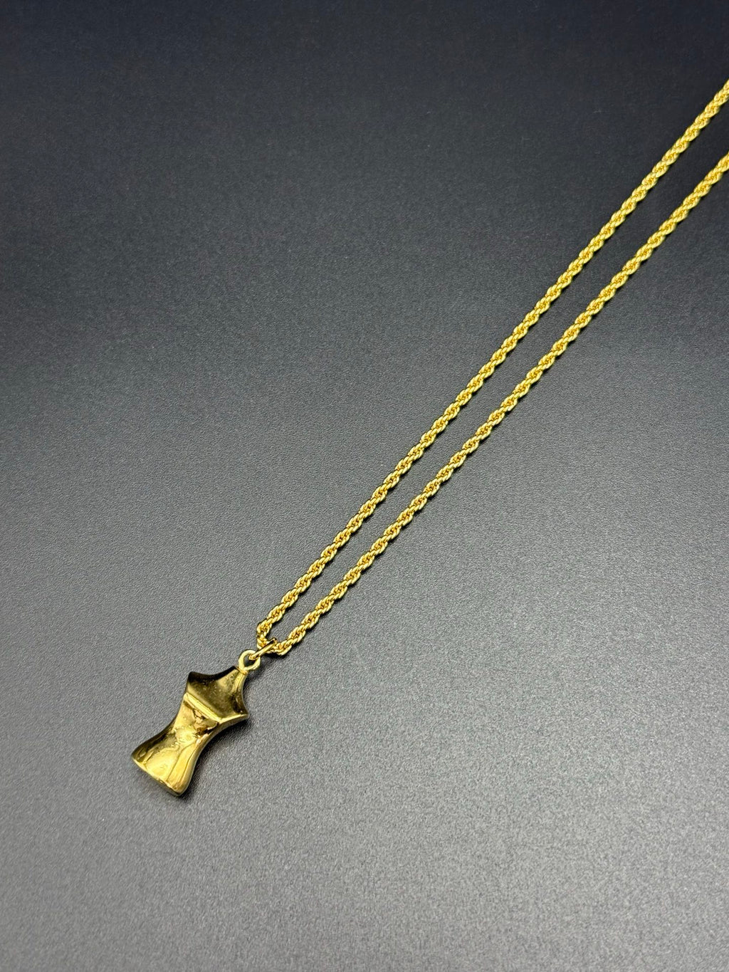 Model-shaped pendent Vintage necklace