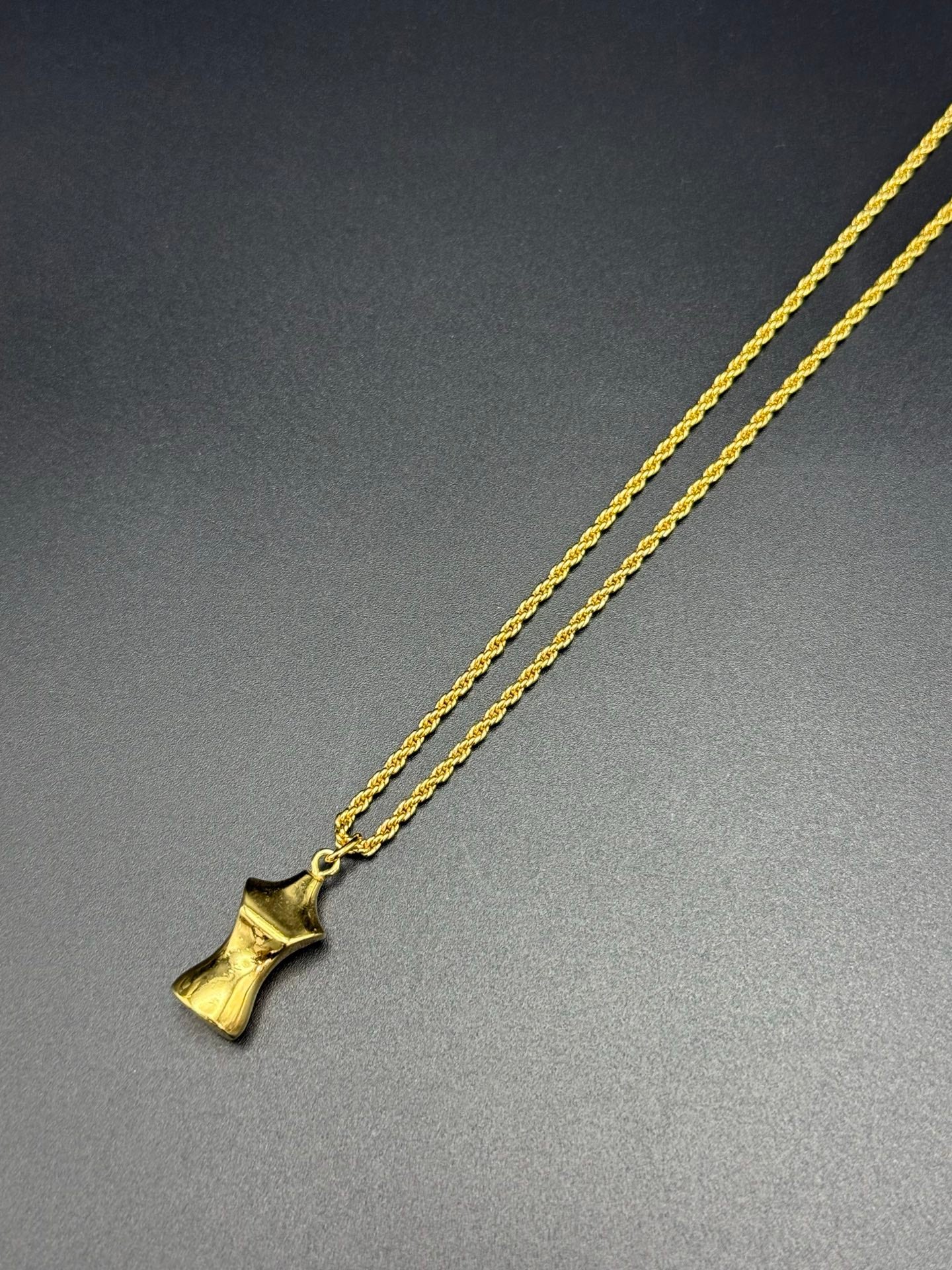 Model-shaped pendent Vintage necklace