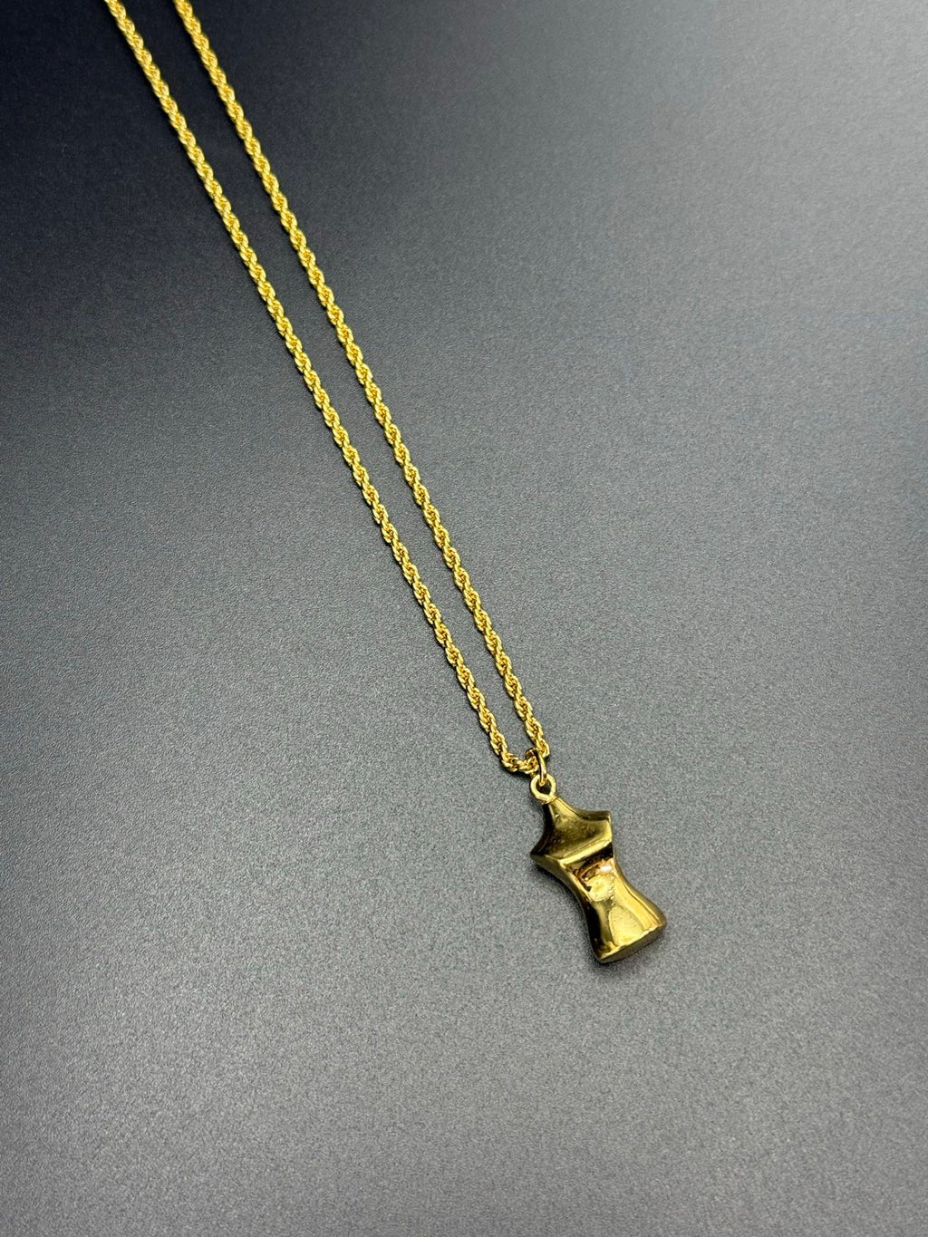 Model-shaped pendent Vintage necklace
