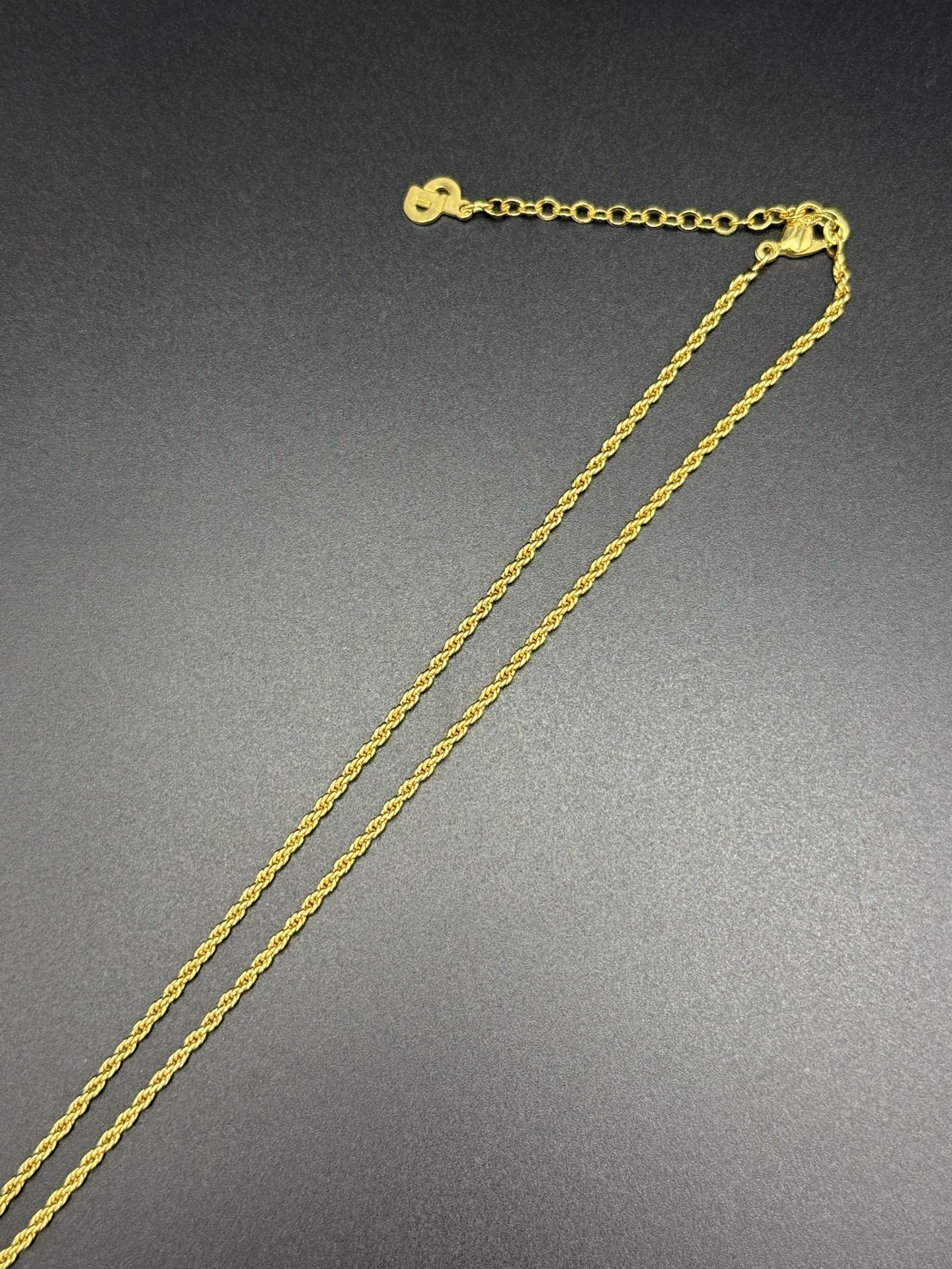 Model-shaped pendent Vintage necklace