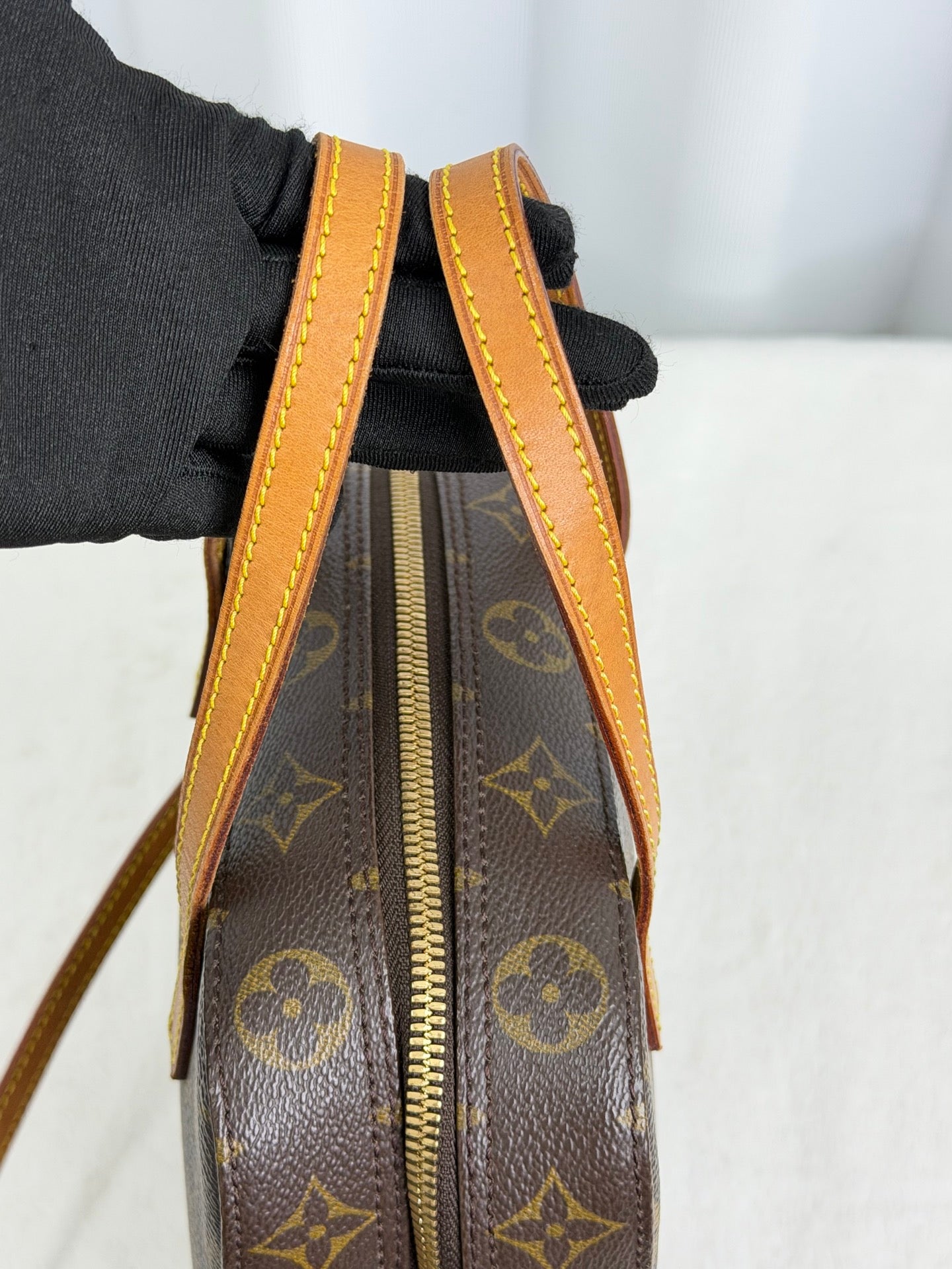 LOUIS VUITTON Monogram Shoulderbag
