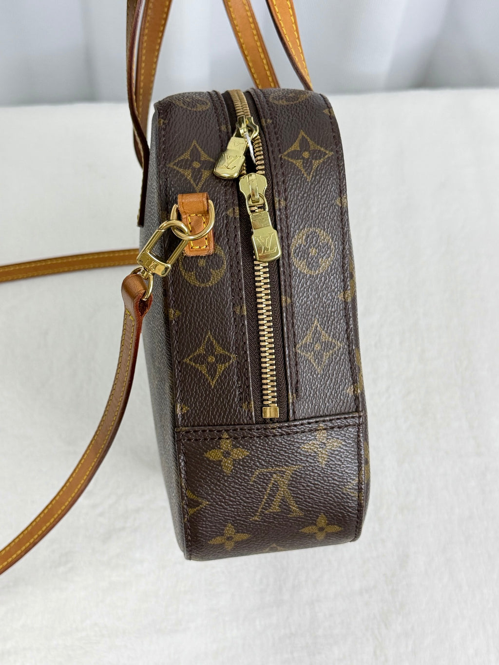 LOUIS VUITTON Monogram Shoulderbag