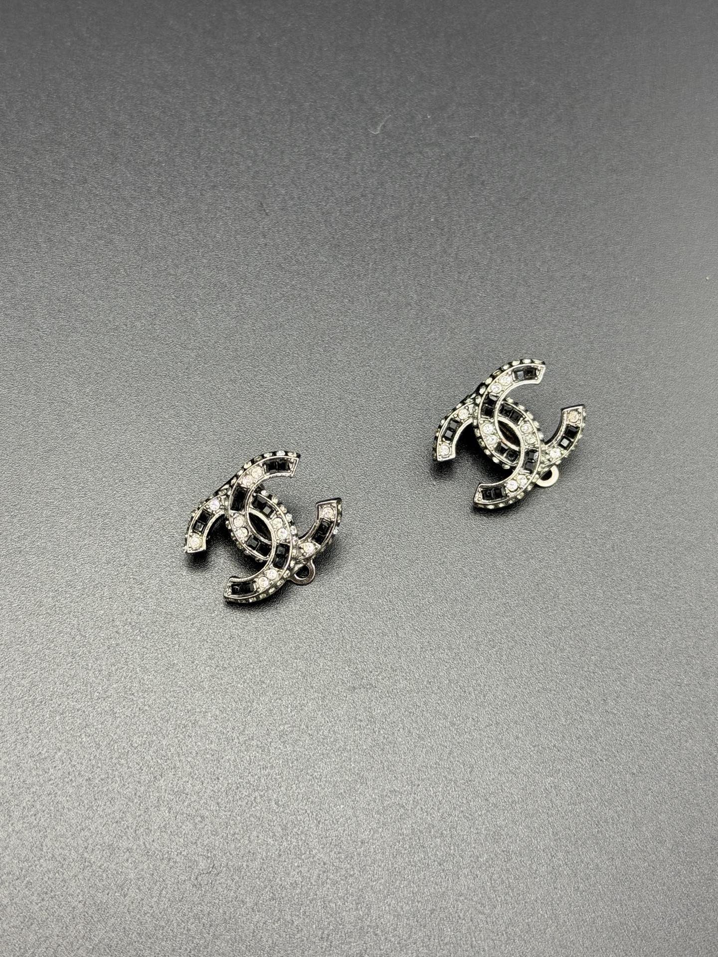 CHANEL Double-C Rhinestone Earring clip on