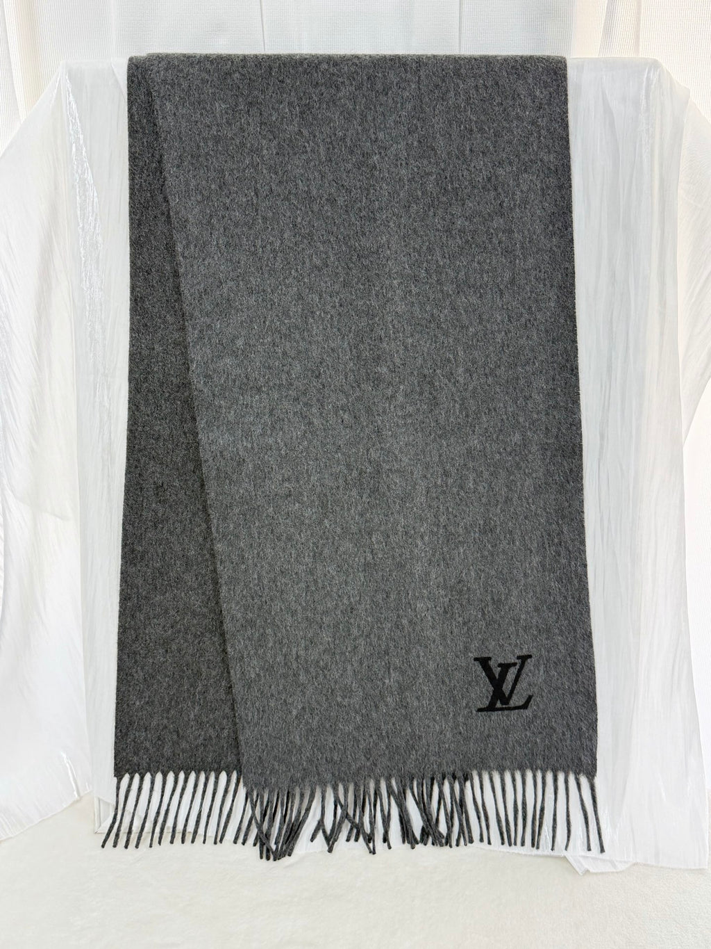 LOUIS VUITTON 100% cashmere Gray Scarf