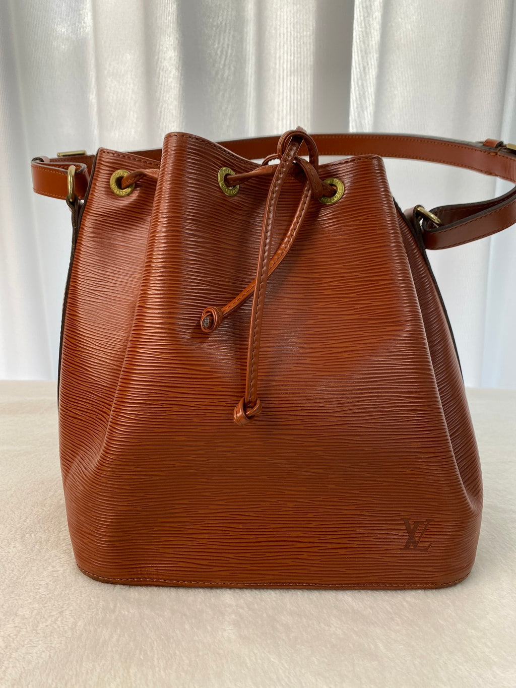 LOUIS VUITTON Epi Noé Bucket Shoudlerbag