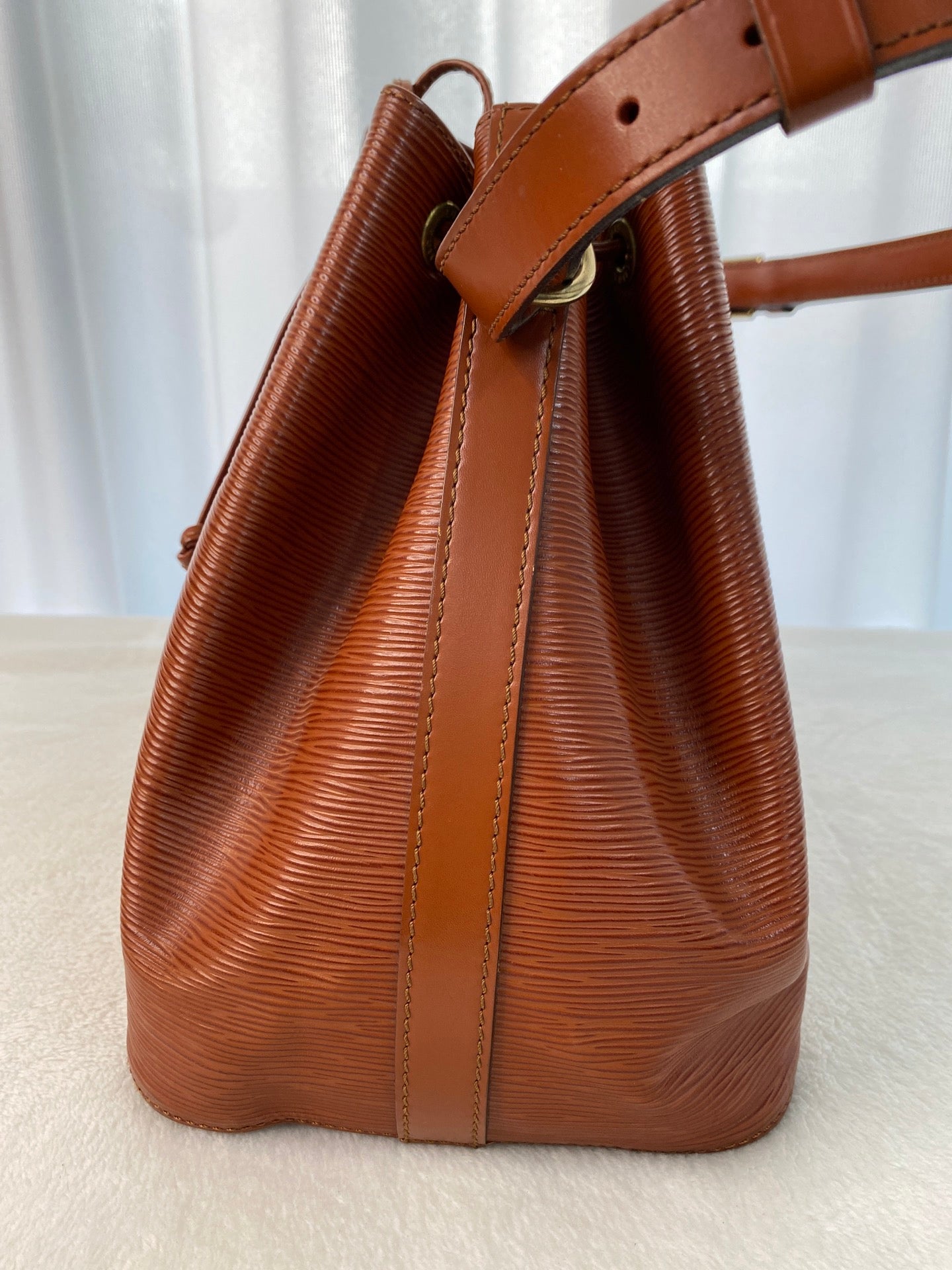LOUIS VUITTON Epi Noé Bucket Shoudlerbag