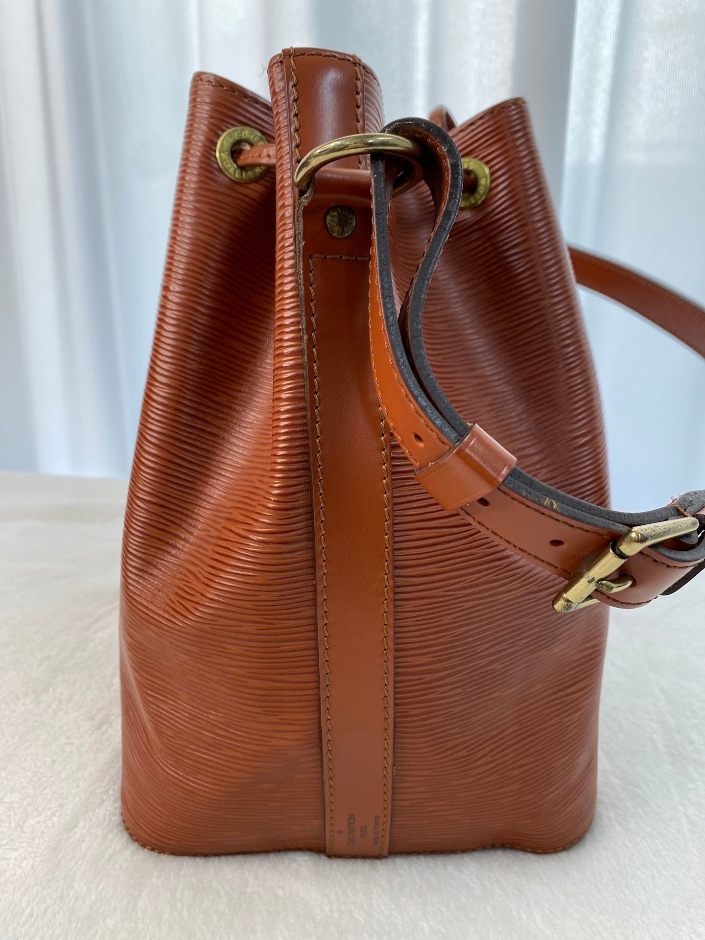 LOUIS VUITTON Epi Noé Bucket Shoudlerbag