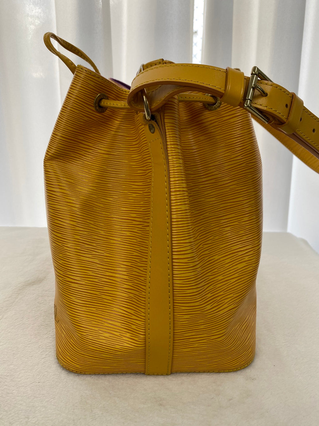 LOUIS VUITTON Epi Noé Lemon yellow Bucket Shoulderbag