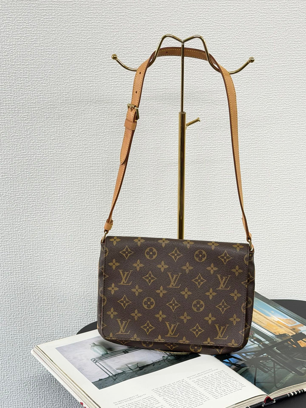 LOUIS VUITTON Monogram Shoulderbag