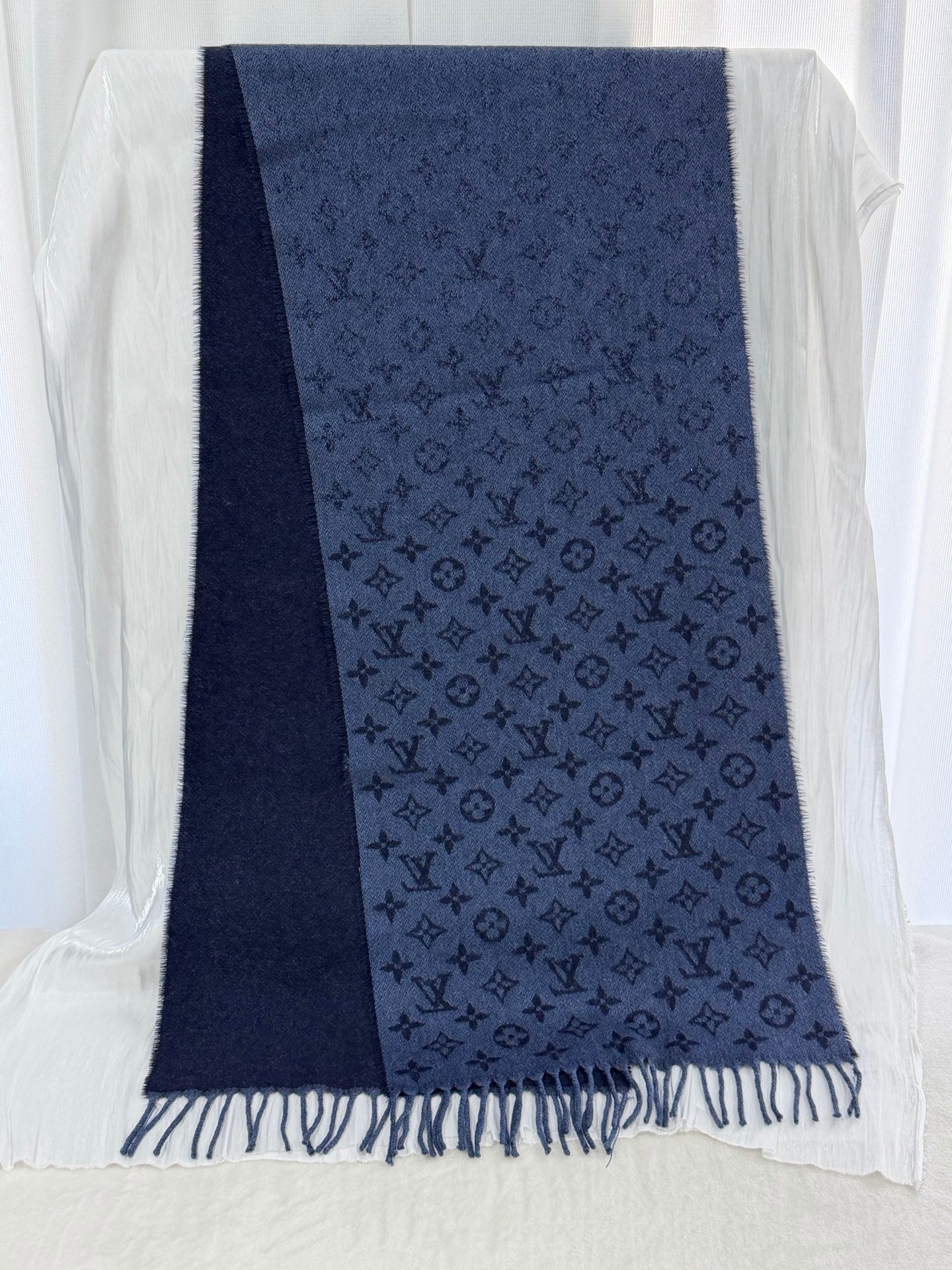 LOUIS VUITTON Gradient Pattern Monogram Wool Scarf