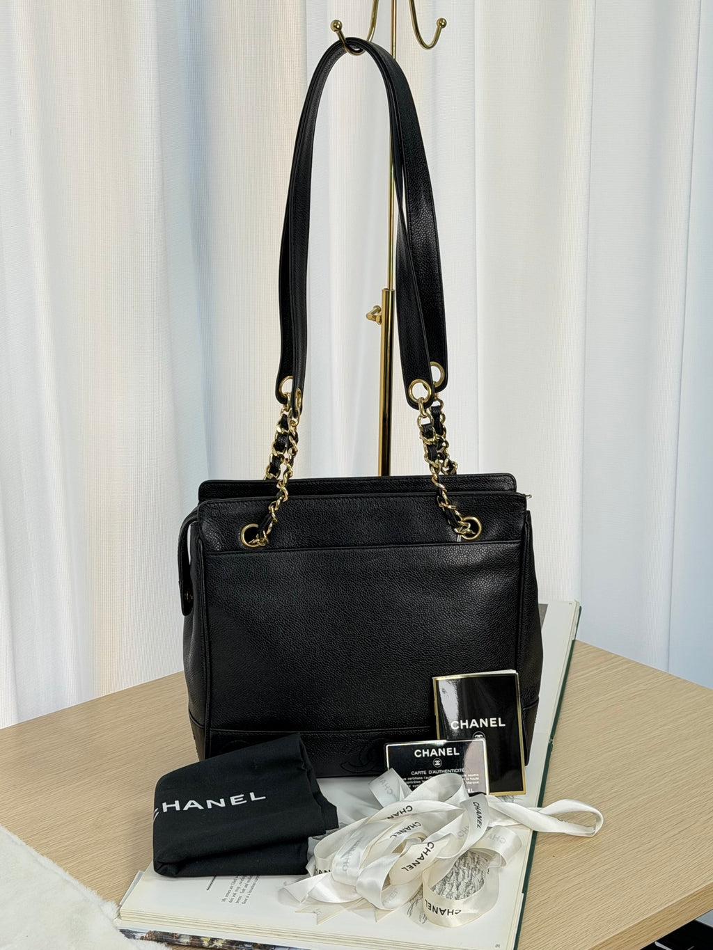 CHANEL Cavier Chain-attachedShoulderbag