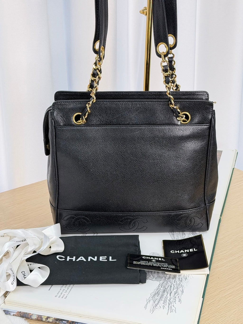 CHANEL Cavier Chain-attachedShoulderbag