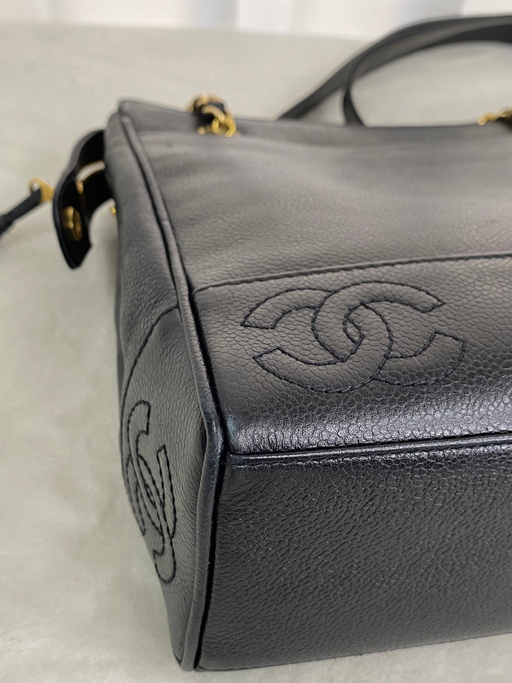CHANEL Cavier Chain-attachedShoulderbag