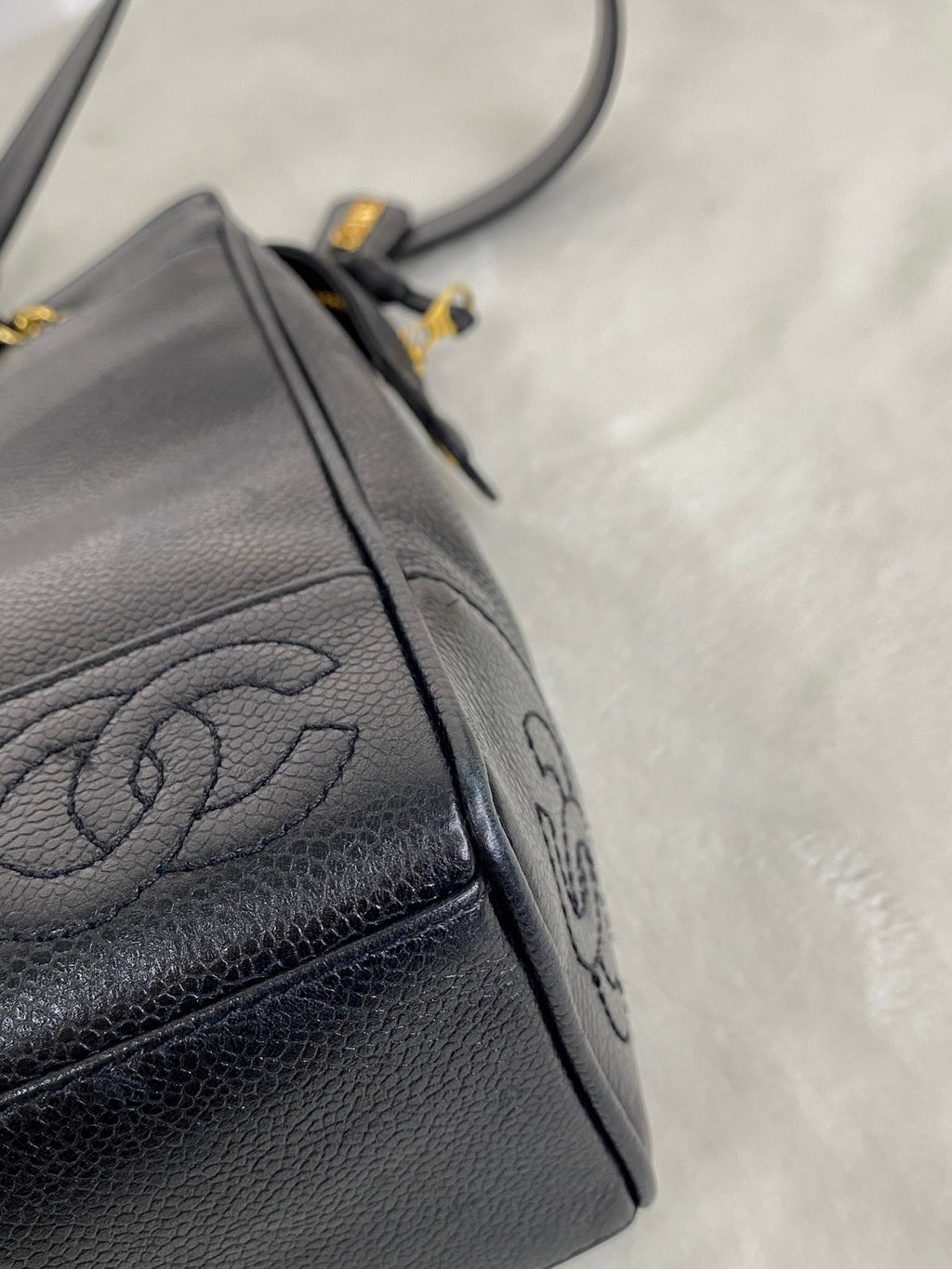 CHANEL Cavier Chain-attachedShoulderbag