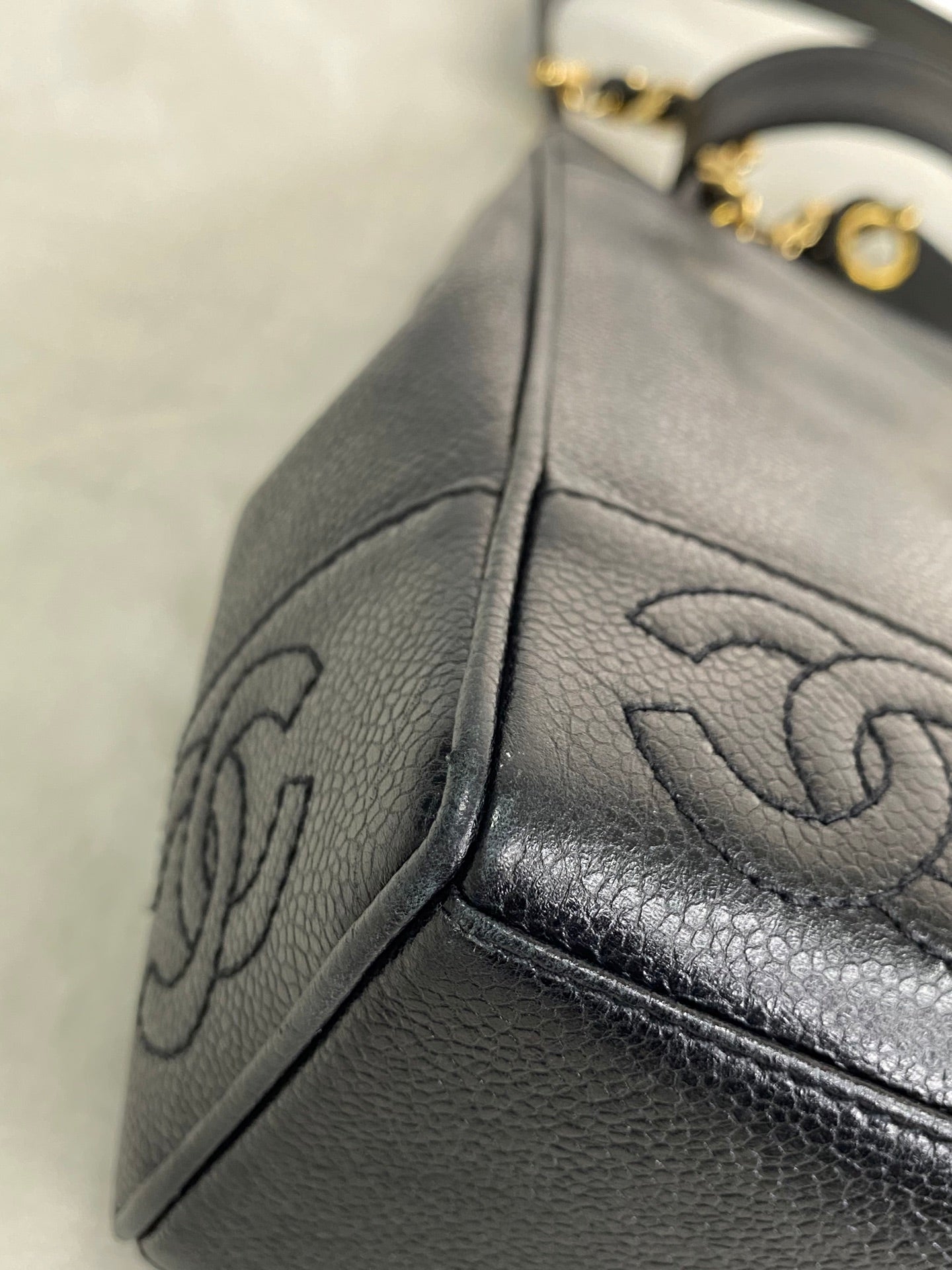CHANEL Cavier Chain-attachedShoulderbag