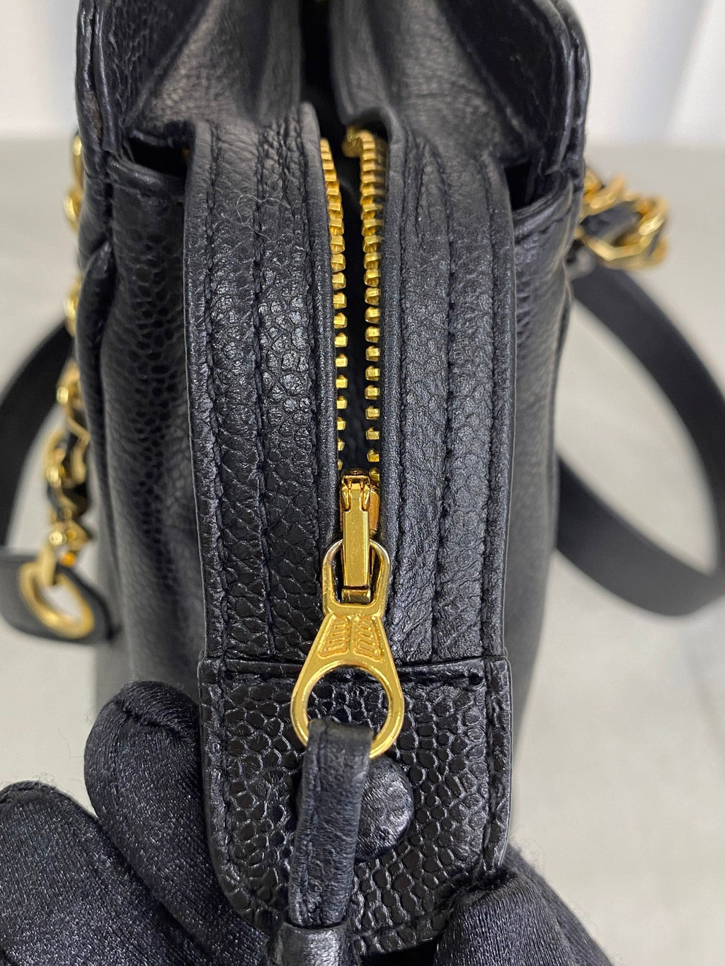 CHANEL Cavier Chain-attachedShoulderbag