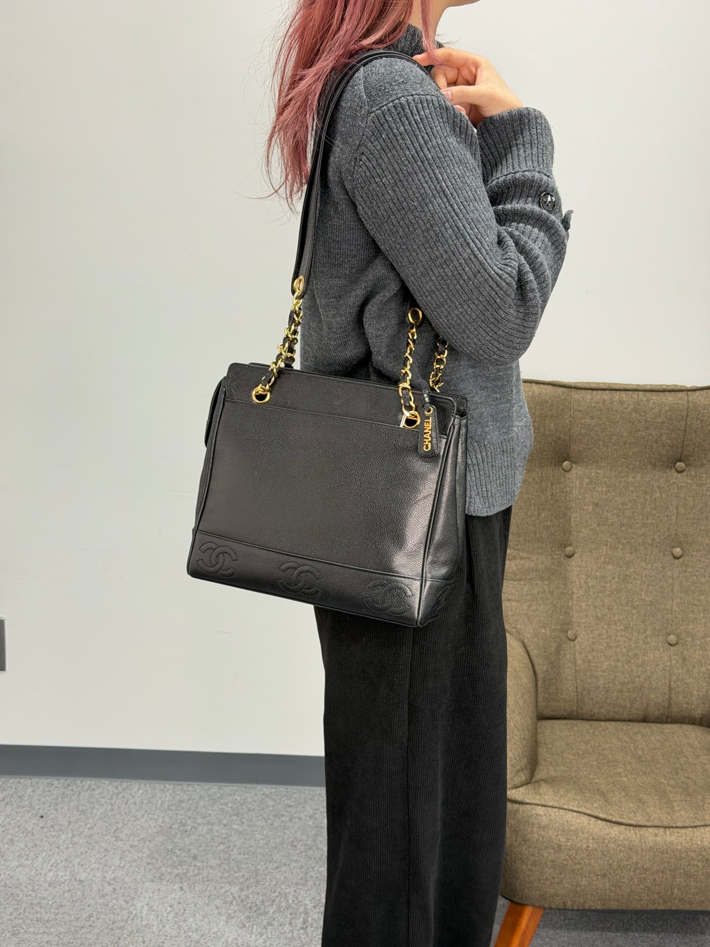 CHANEL Cavier Chain-attachedShoulderbag