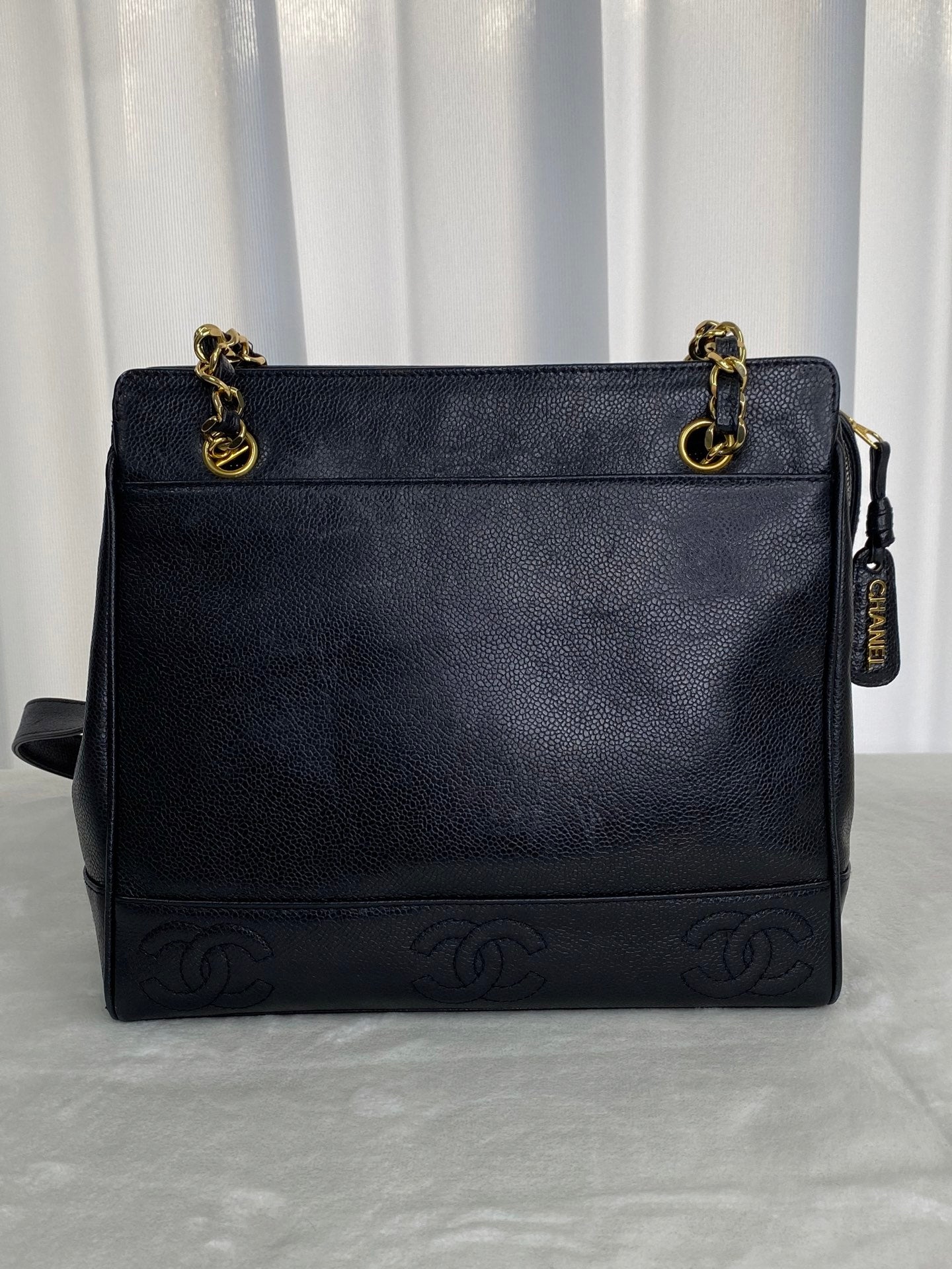 CHANEL Cavier Chain-attachedShoulderbag