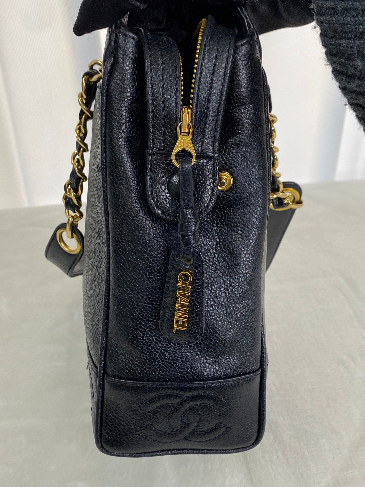 CHANEL Cavier Chain-attachedShoulderbag