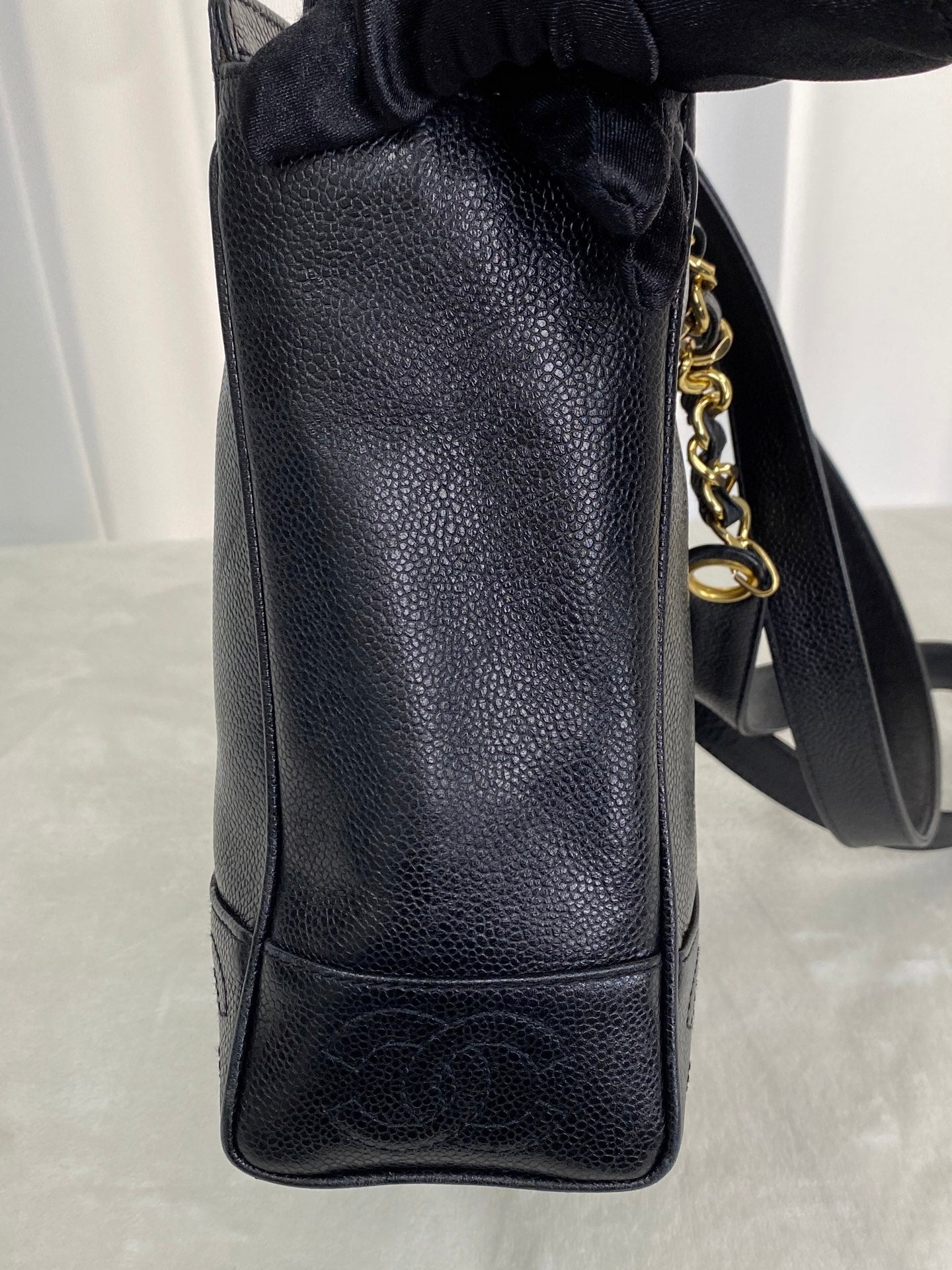 CHANEL Cavier Chain-attachedShoulderbag