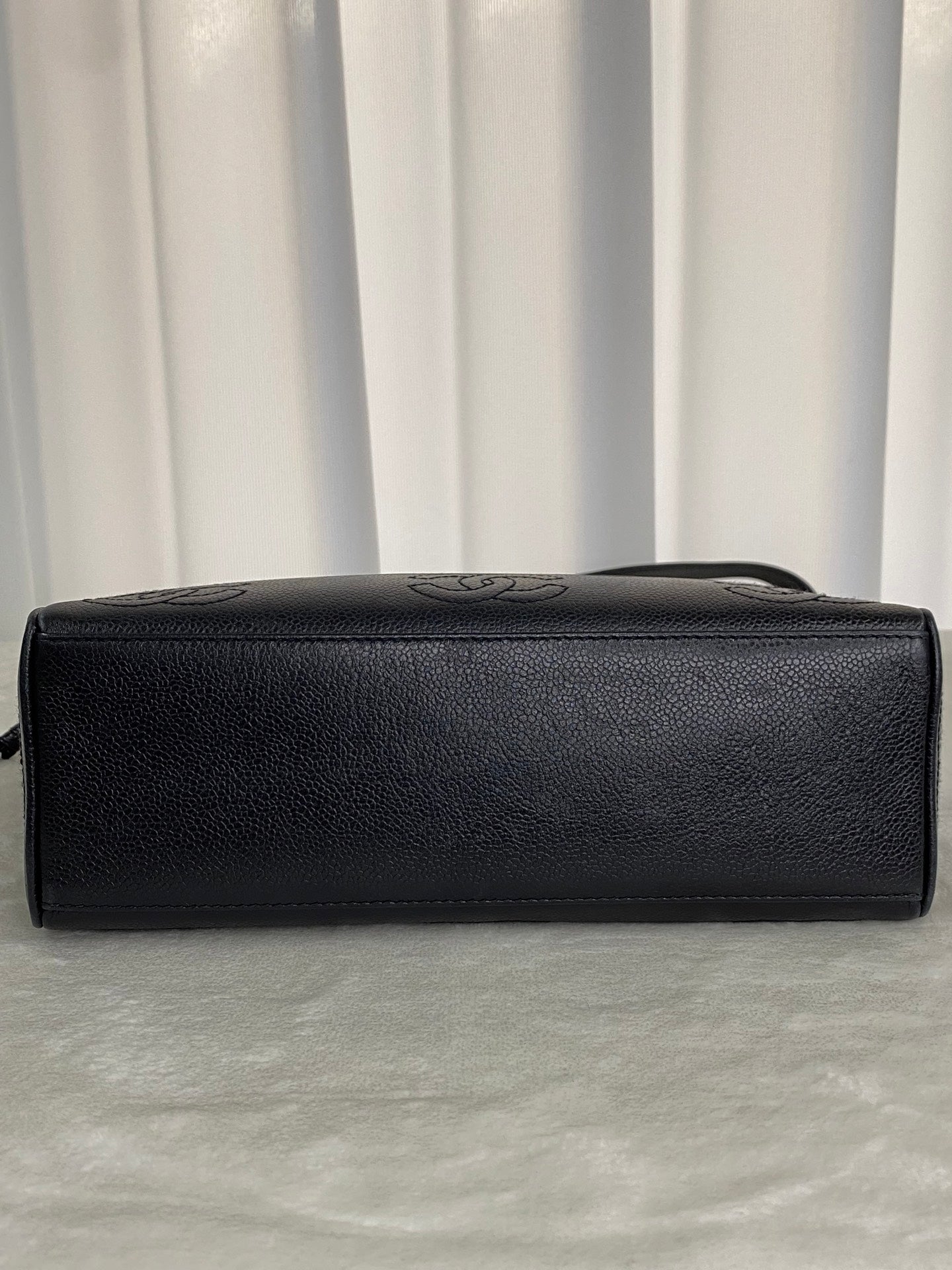 CHANEL Cavier Chain-attachedShoulderbag