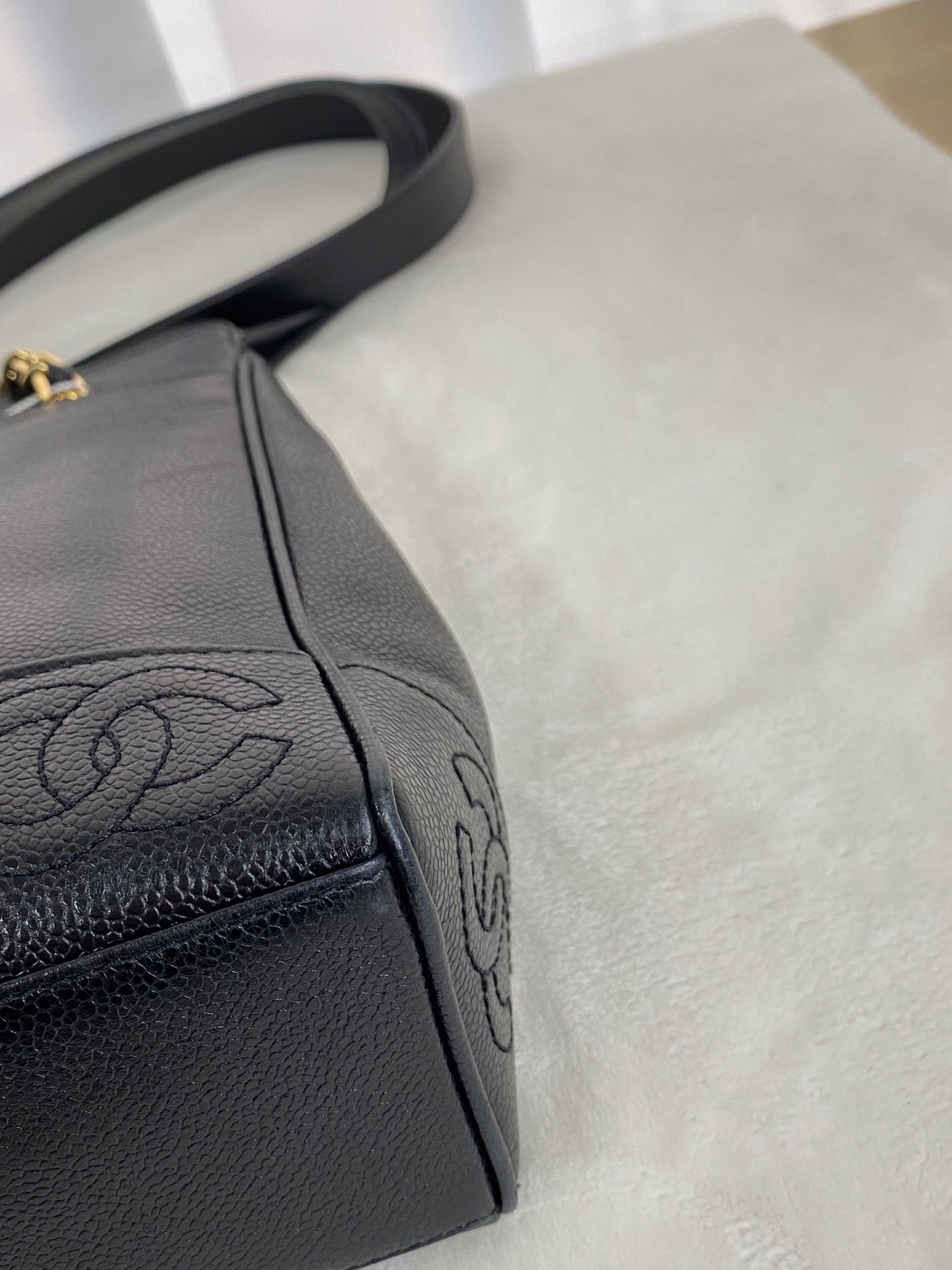 CHANEL Cavier Chain-attachedShoulderbag