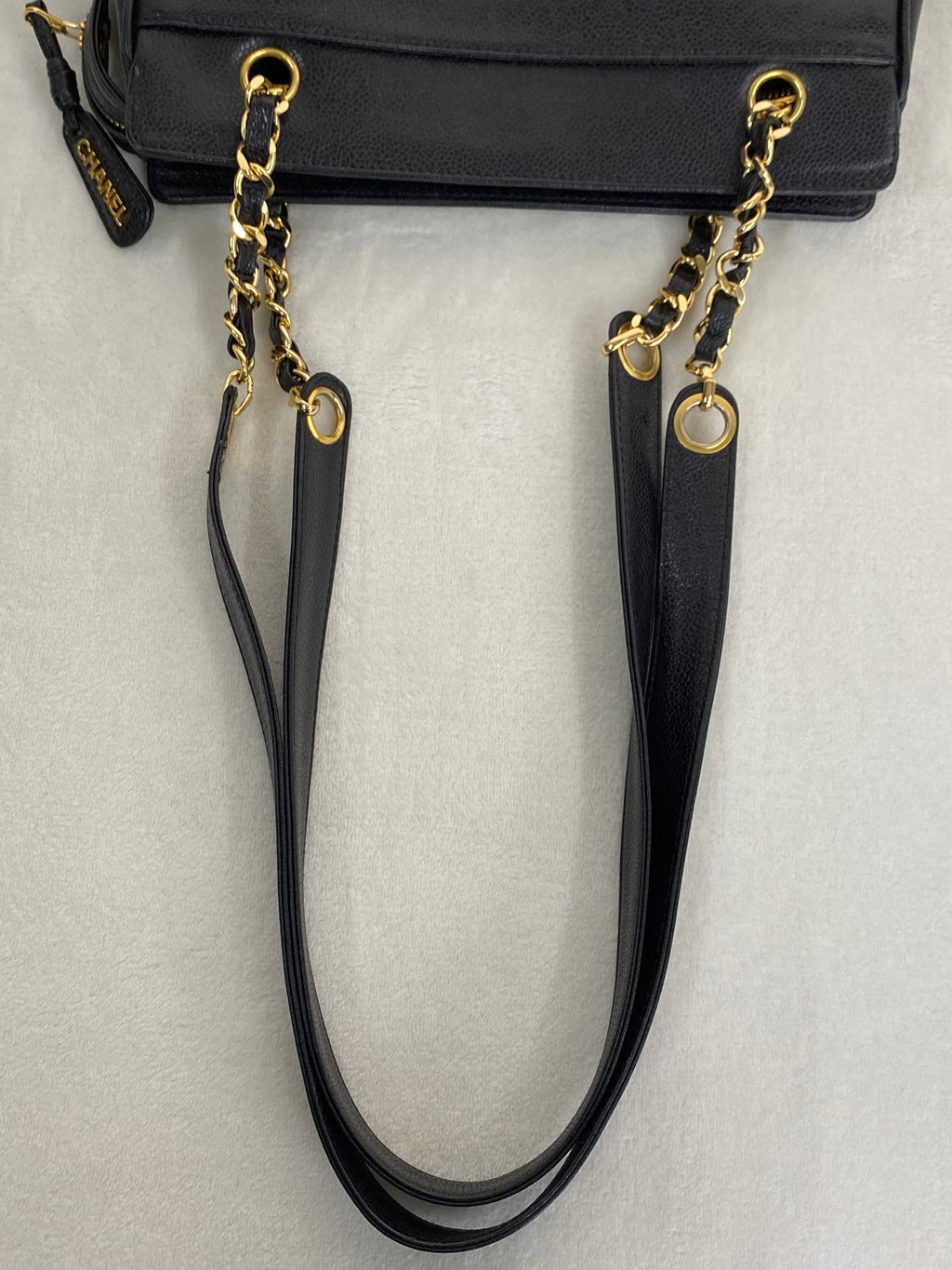 CHANEL Cavier Chain-attachedShoulderbag
