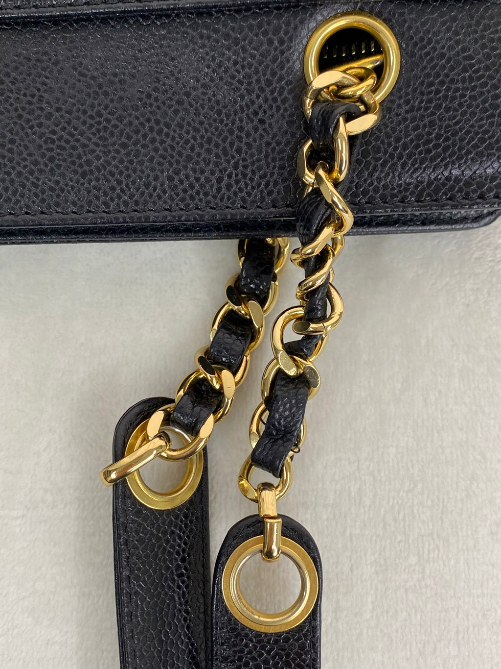 CHANEL Cavier Chain-attachedShoulderbag
