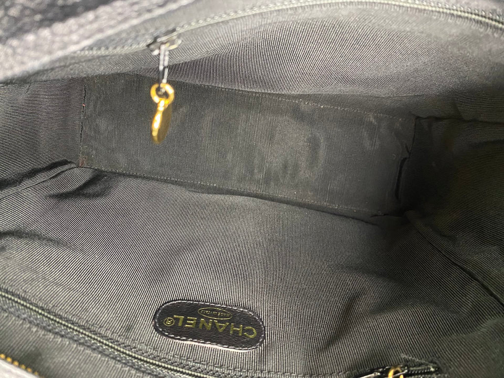 CHANEL Cavier Chain-attachedShoulderbag