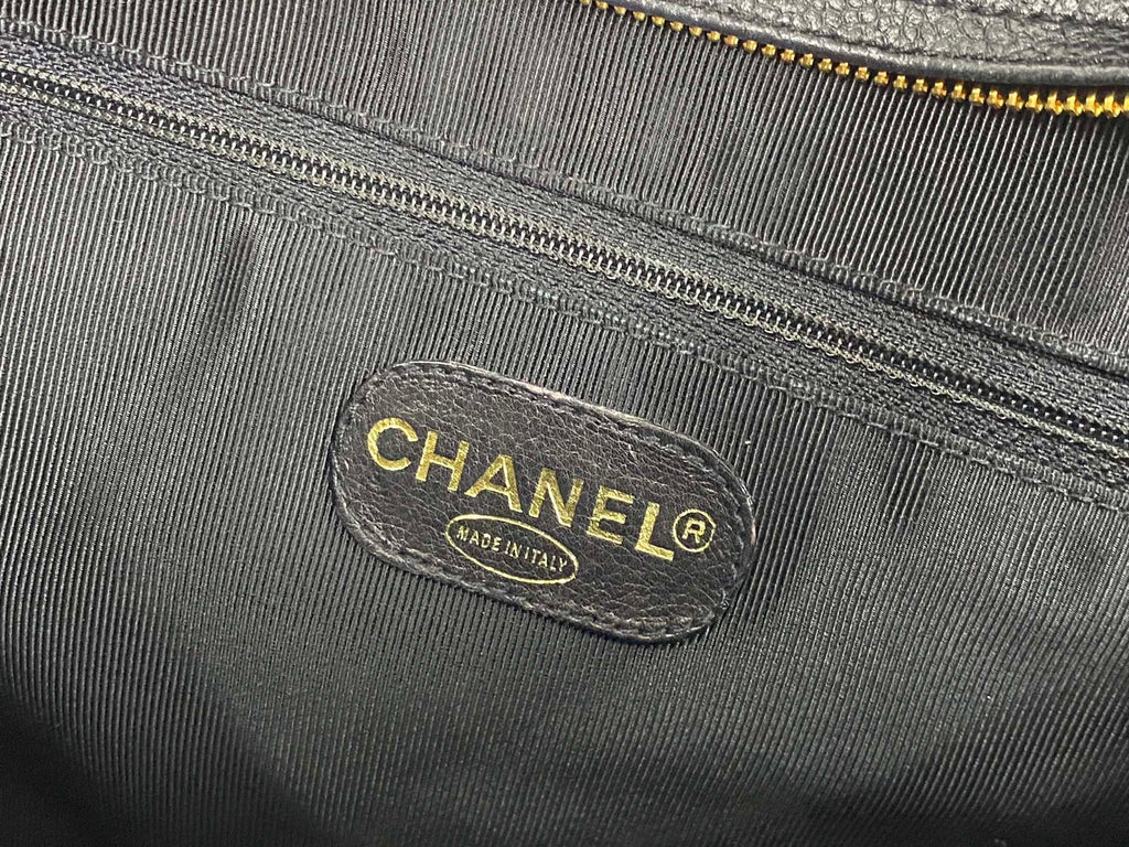 CHANEL Cavier Chain-attachedShoulderbag