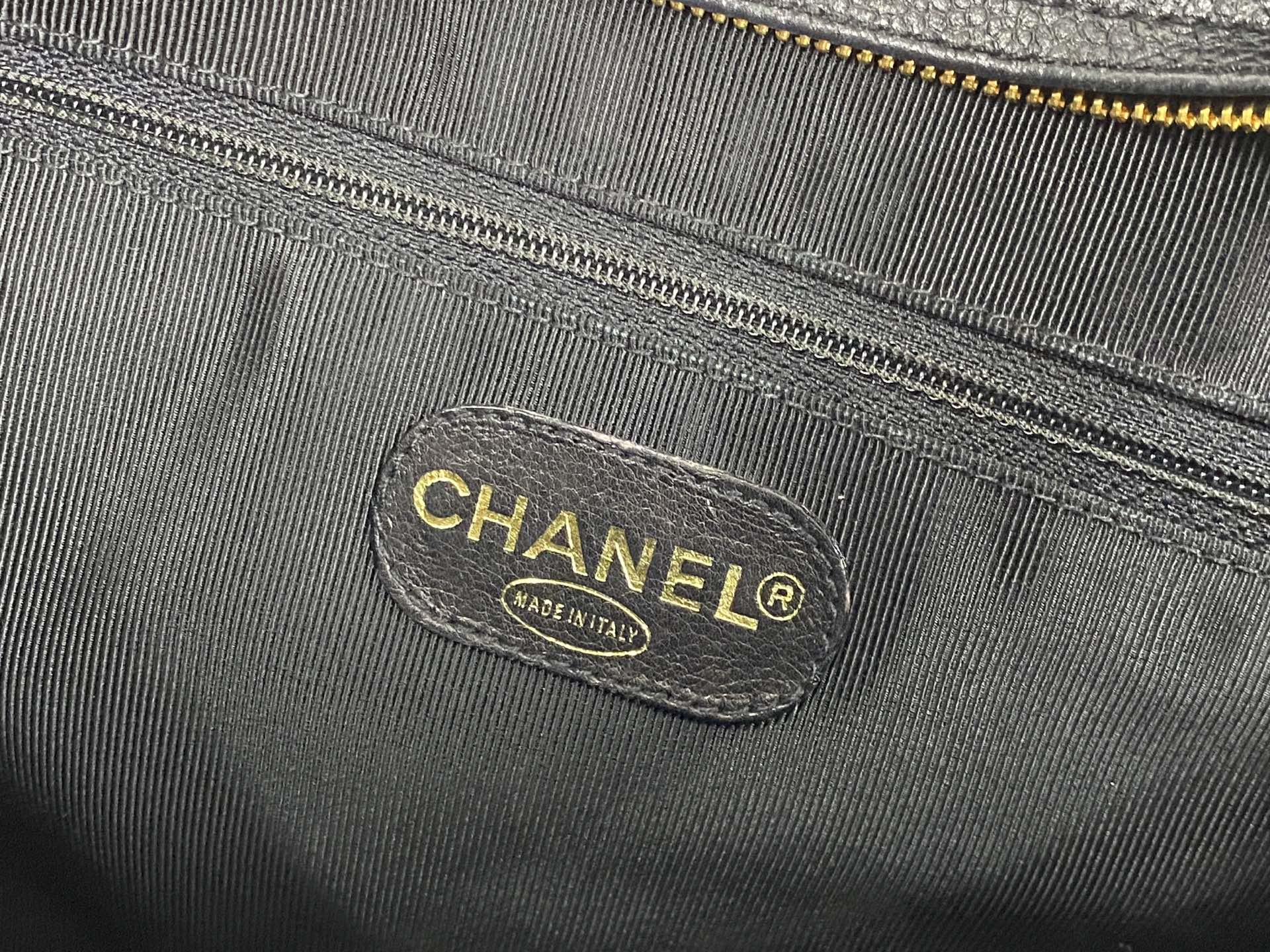 CHANEL Cavier Chain-attachedShoulderbag