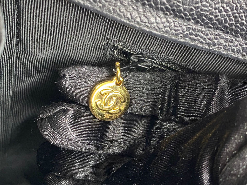 CHANEL Cavier Chain-attachedShoulderbag