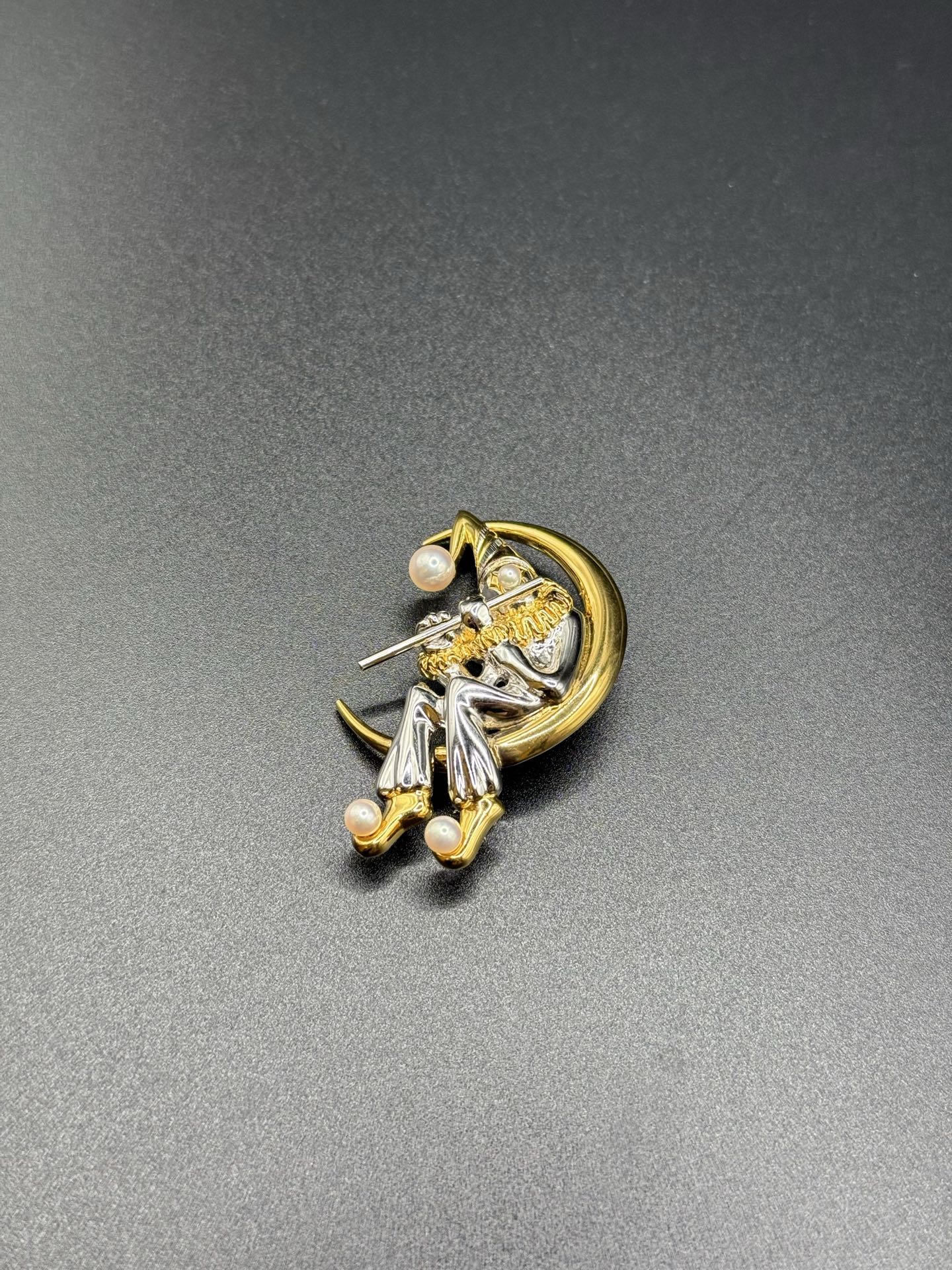 MIKIMOTO Clown Brooch