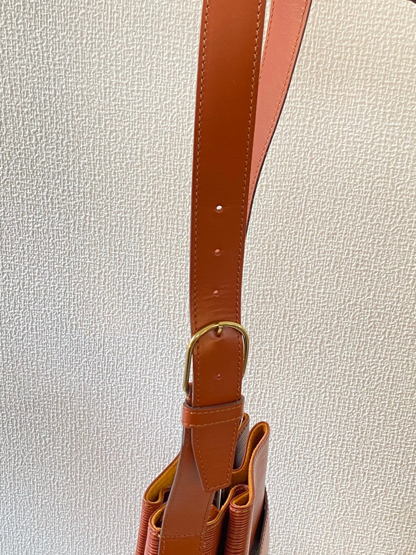 LOUIS VUITTON Epi Bucket Shoulderbag
