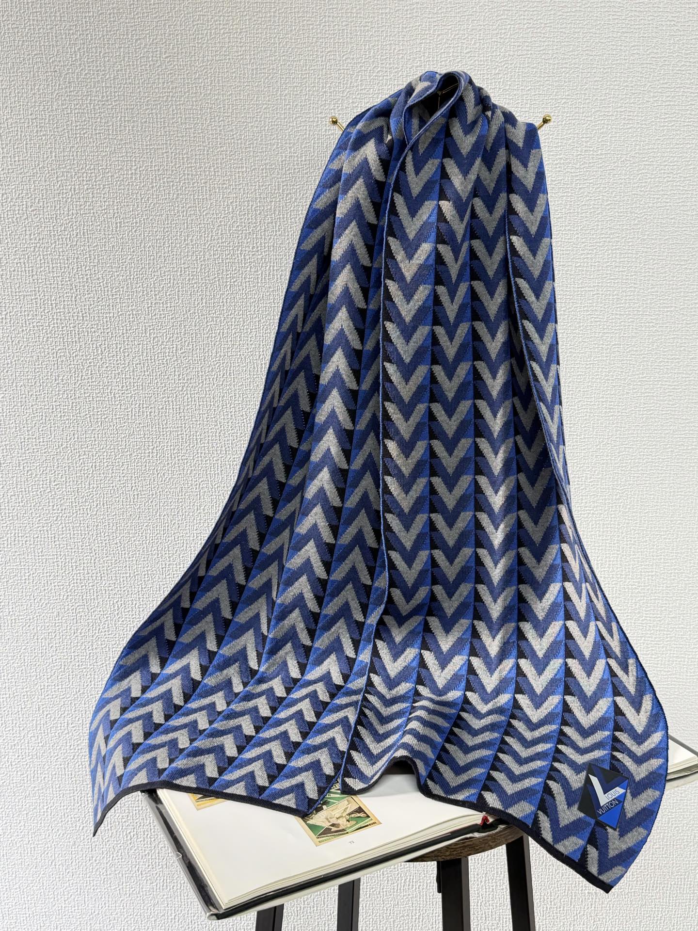 LOUIS VUITTON V Logo Wool Scarf