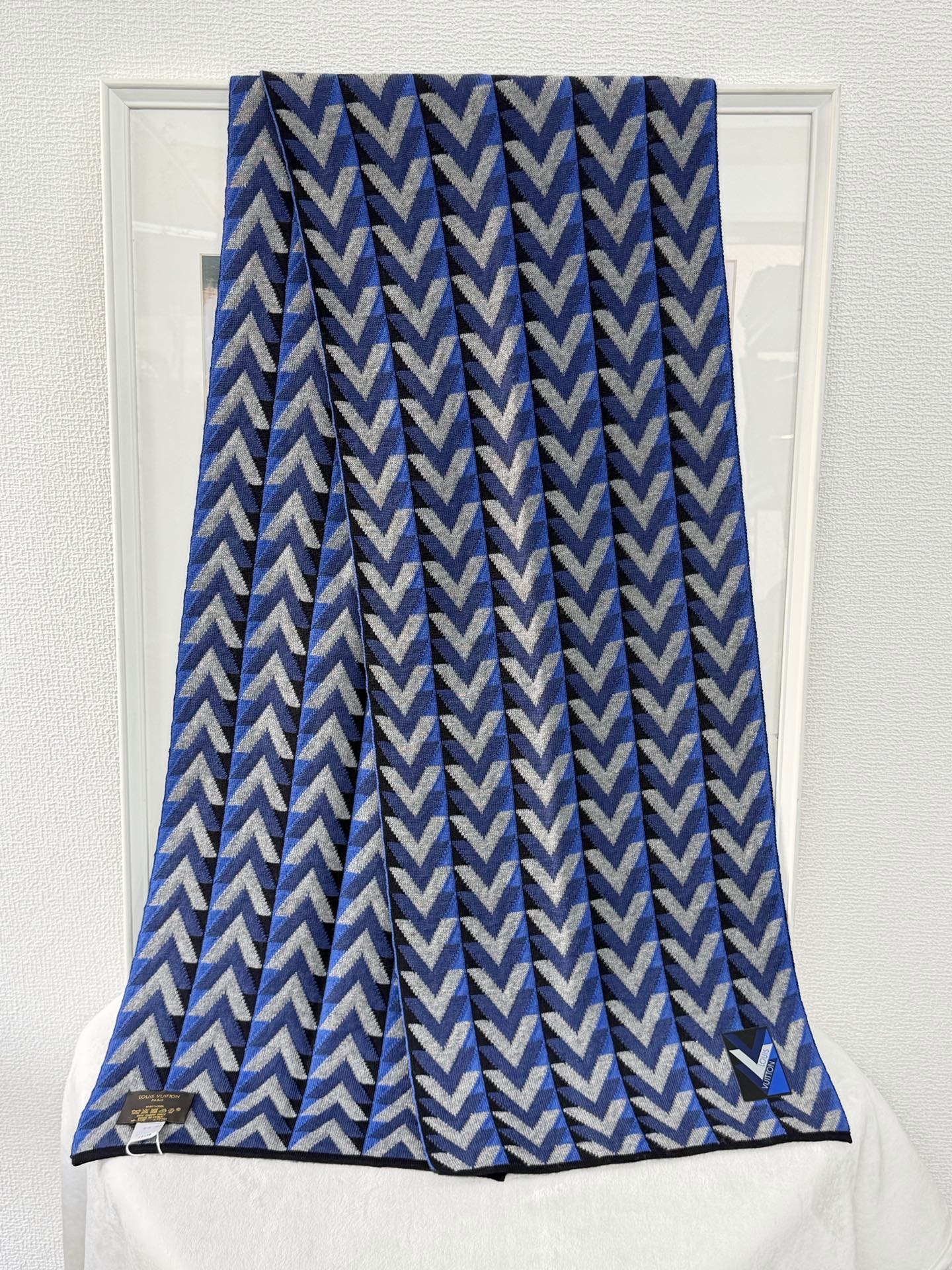 LOUIS VUITTON V Logo Wool Scarf