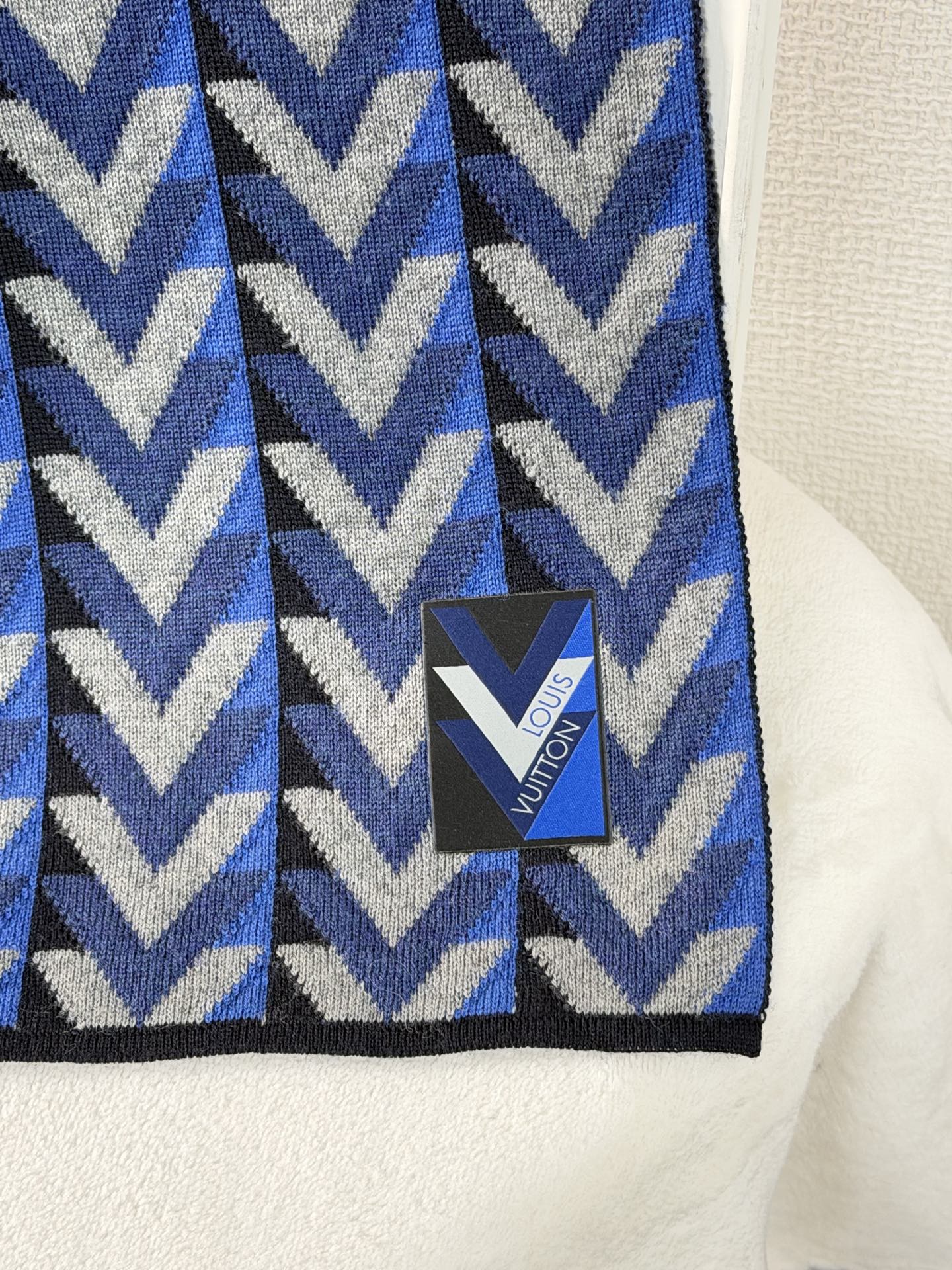 LOUIS VUITTON V Logo Wool Scarf