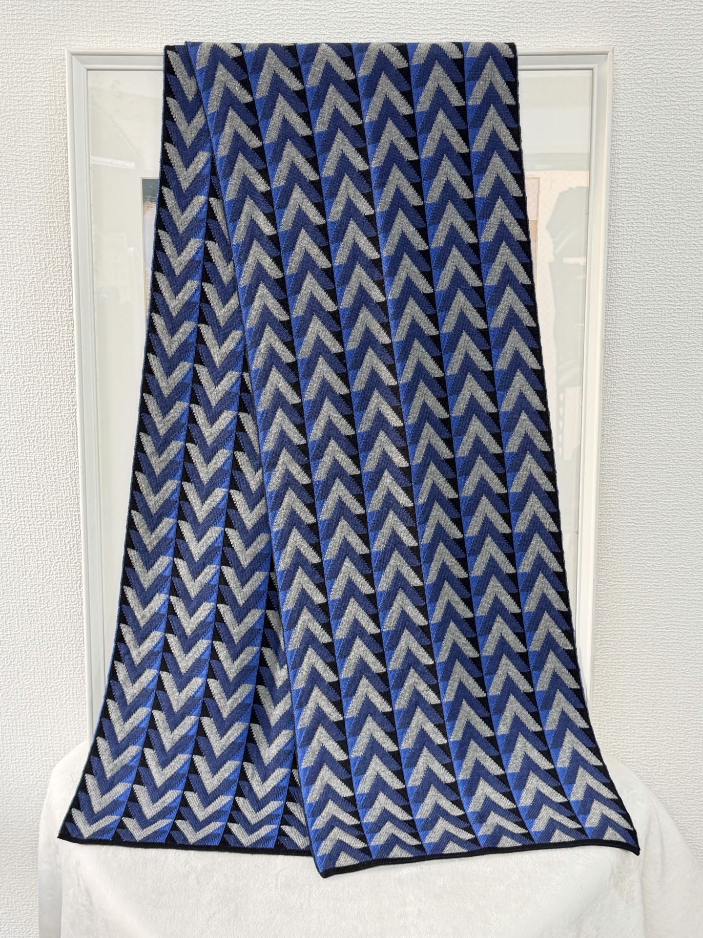 LOUIS VUITTON V Logo Wool Scarf