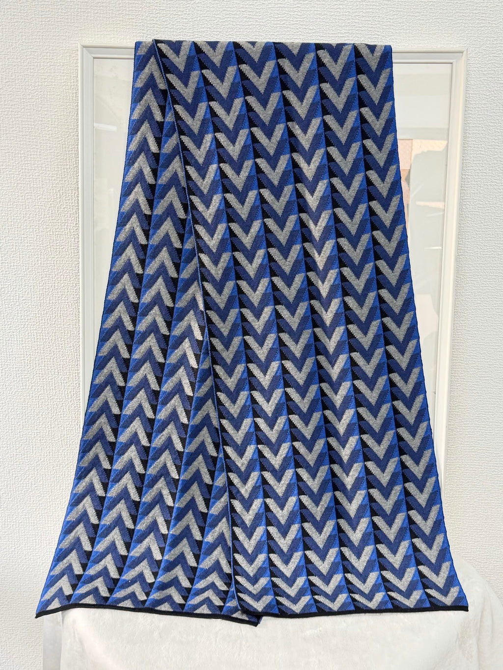 LOUIS VUITTON V Logo Wool Scarf