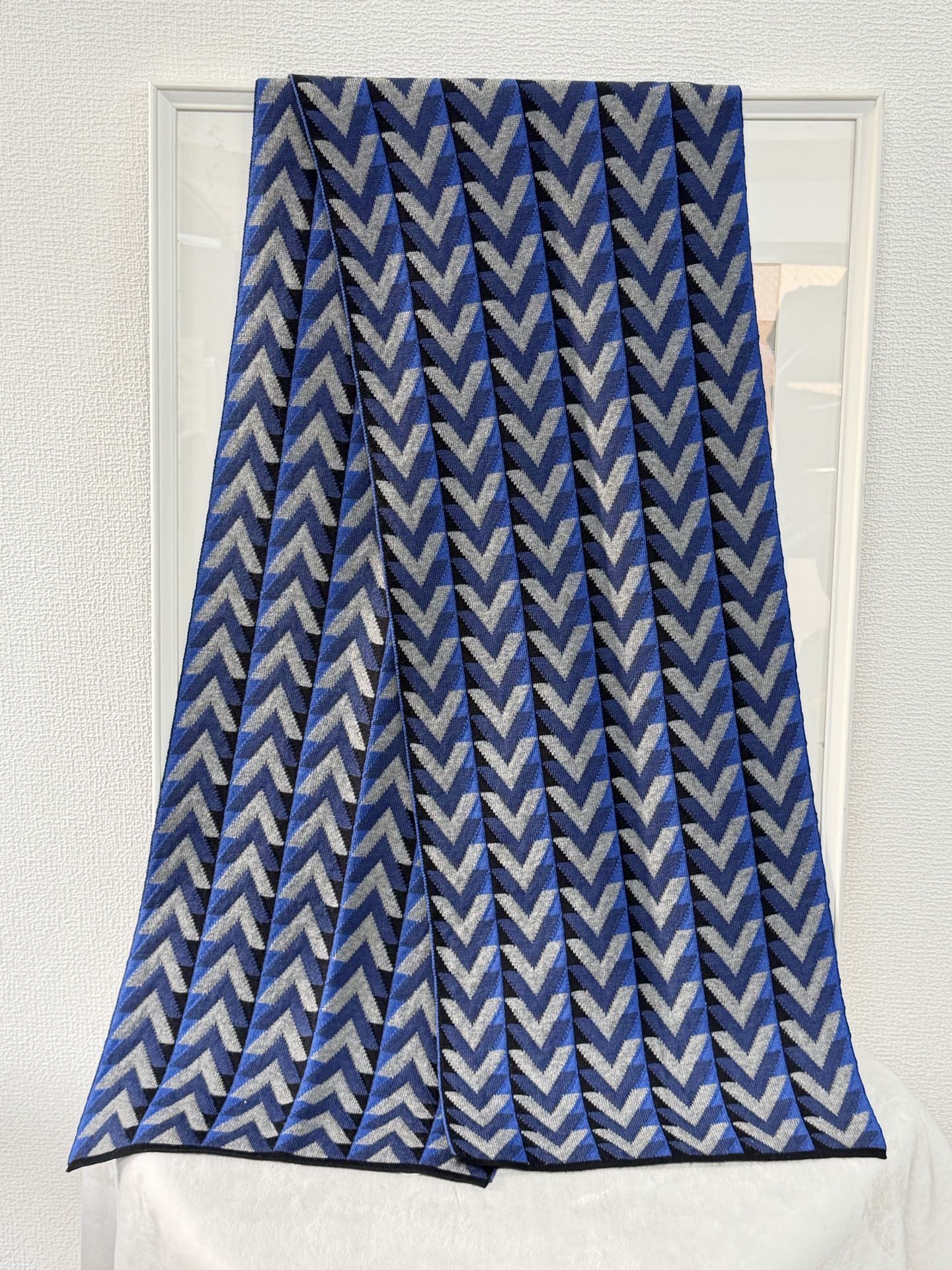 LOUIS VUITTON V Logo Wool Scarf