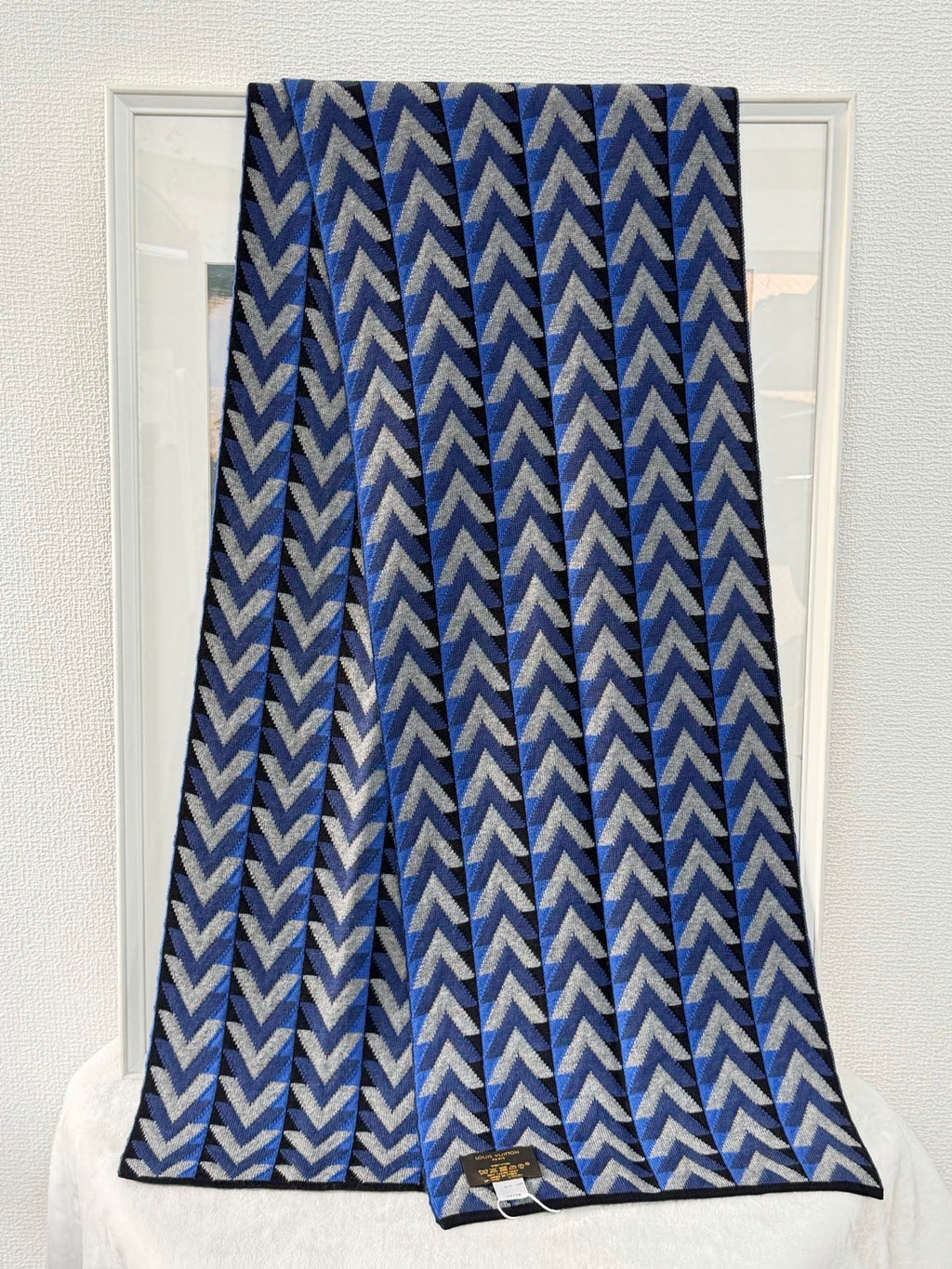 LOUIS VUITTON V Logo Wool Scarf