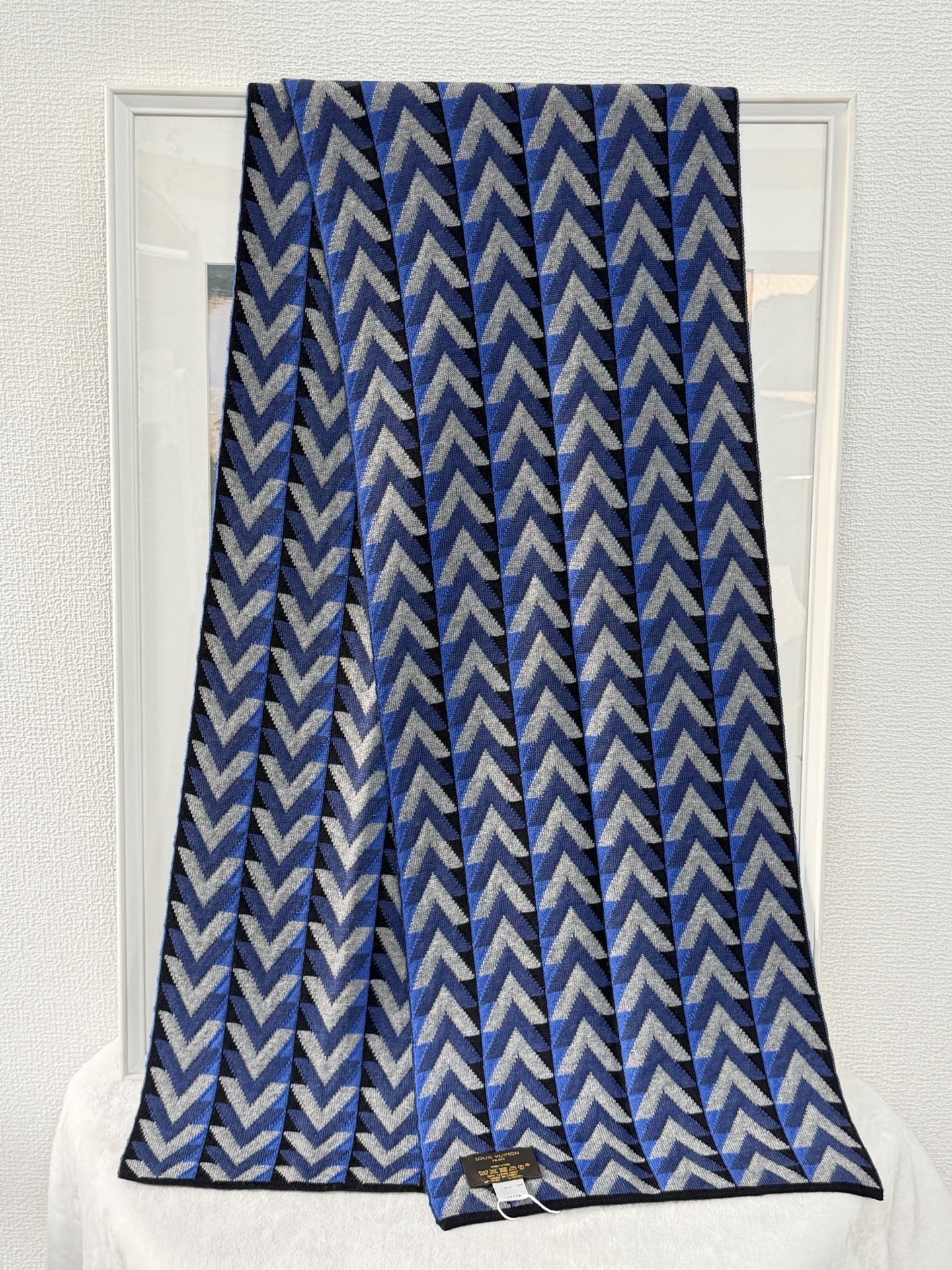 LOUIS VUITTON V Logo Wool Scarf