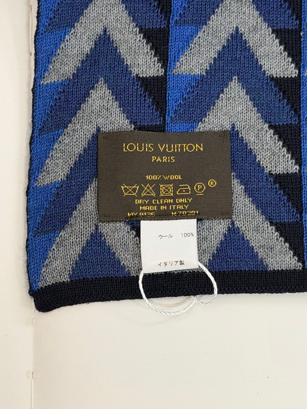 LOUIS VUITTON V Logo Wool Scarf